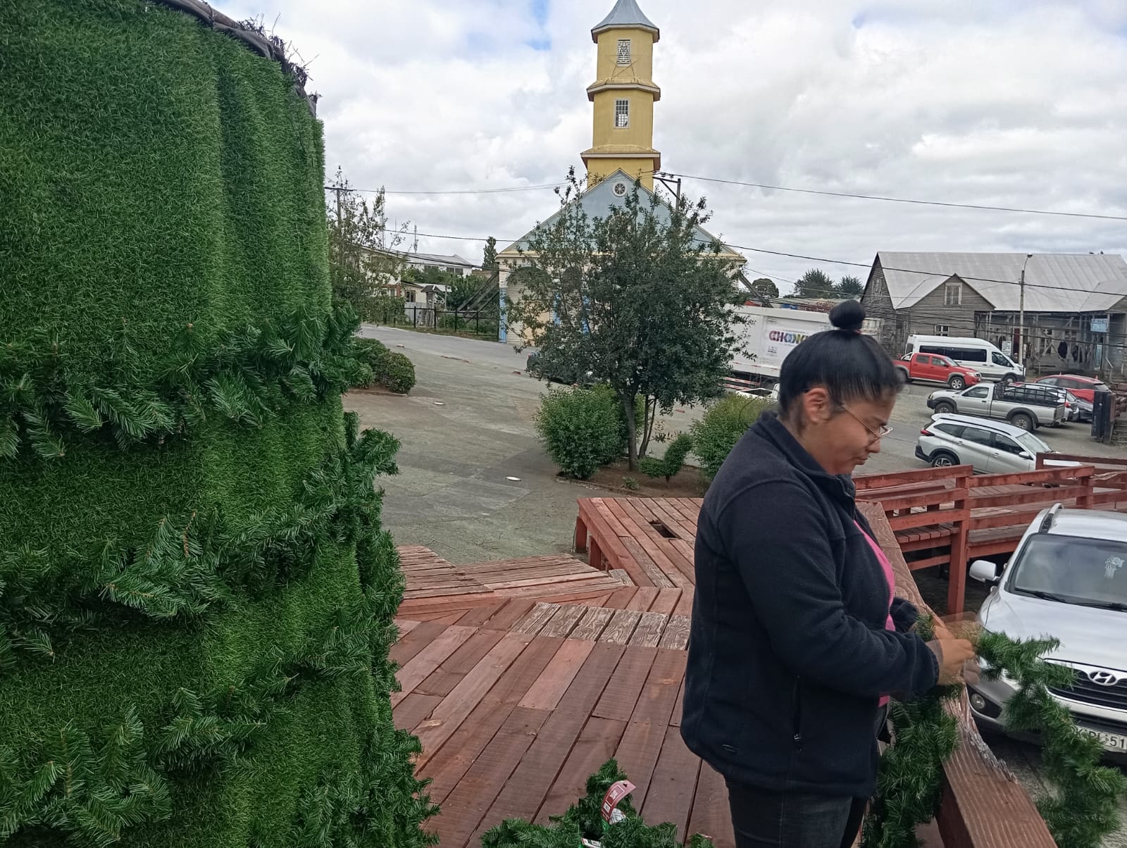 CON EL ARMADO DEL ÁRBOL SE COMIENZA A VIVIR LA NAVIDAD EN CHONCHI