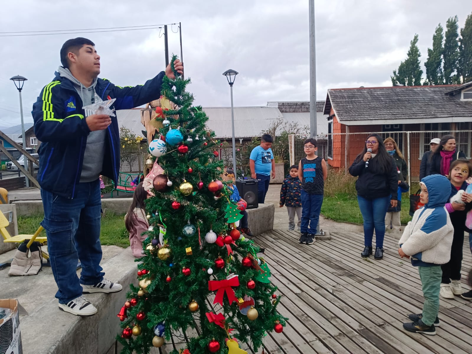 SENDA PREVIENE MUNICIPIO DE CHONCHI Y COMUNIDAD DE HUILLINCO CELEBRARON LA LLEGADA DE LA NAVIDAD.