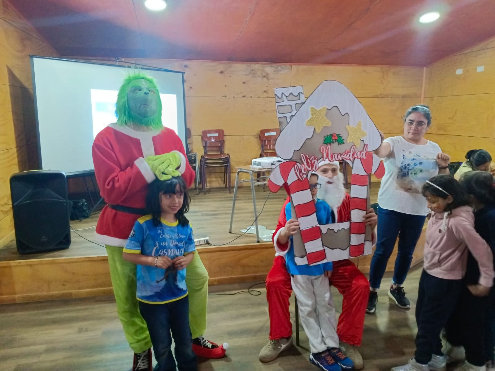 SENDA PREVIENE MUNICIPIO DE CHONCHI Y COMUNIDAD DE HUILLINCO CELEBRARON LA LLEGADA DE LA NAVIDAD.