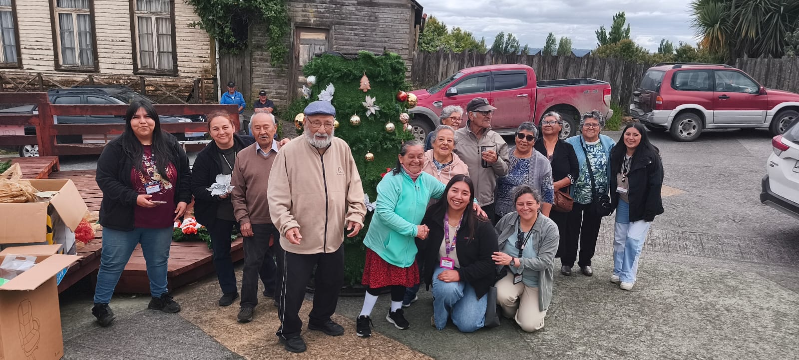 CON EL ARMADO DEL ÁRBOL SE COMIENZA A VIVIR LA NAVIDAD EN CHONCHI