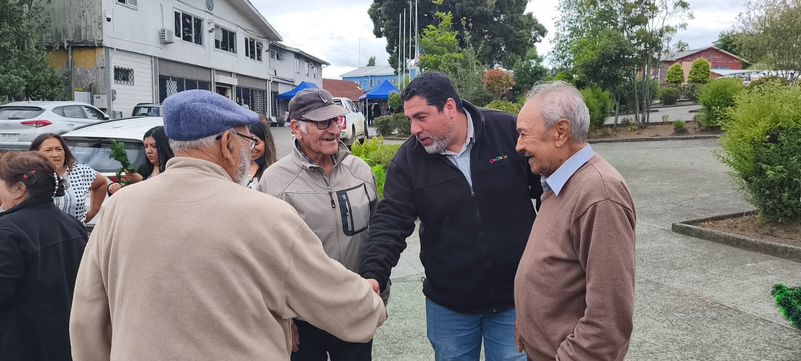 CON EL ARMADO DEL ÁRBOL SE COMIENZA A VIVIR LA NAVIDAD EN CHONCHI