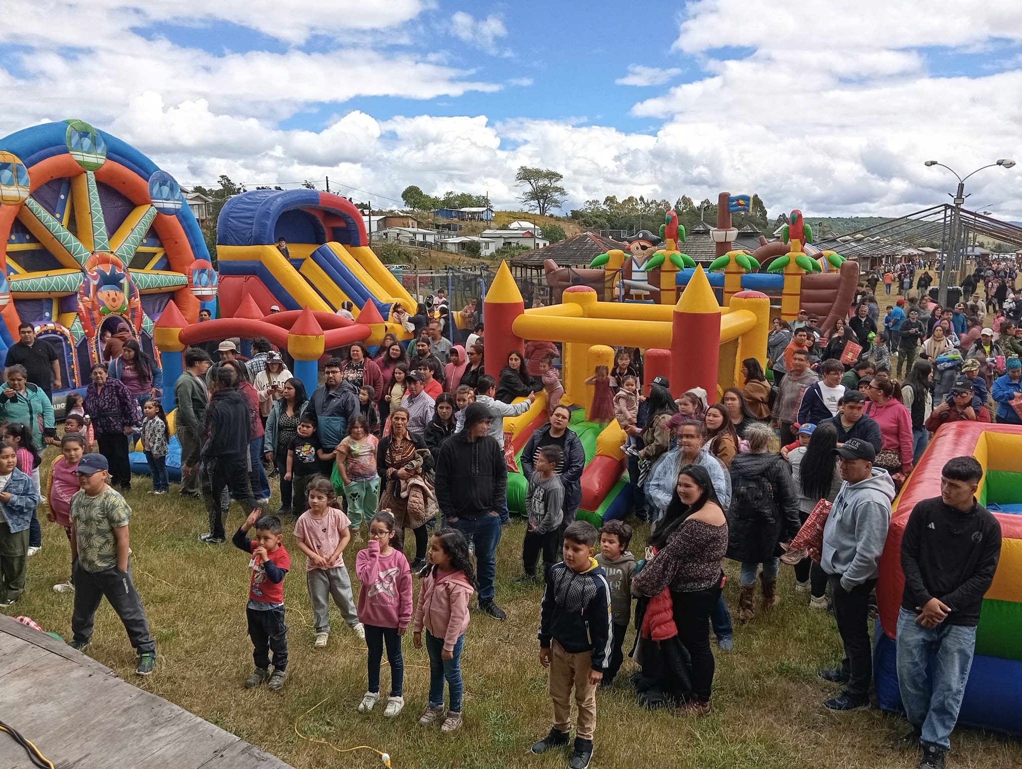 CIENTOS DE NIÑOS Y SUS FAMILIAS DISFRUTARON ESTE DOMINGO CON LA “FIESTA NAVIDEÑA” ORGANIZADA POR EL MUNICIPIO DE CHONCHI.