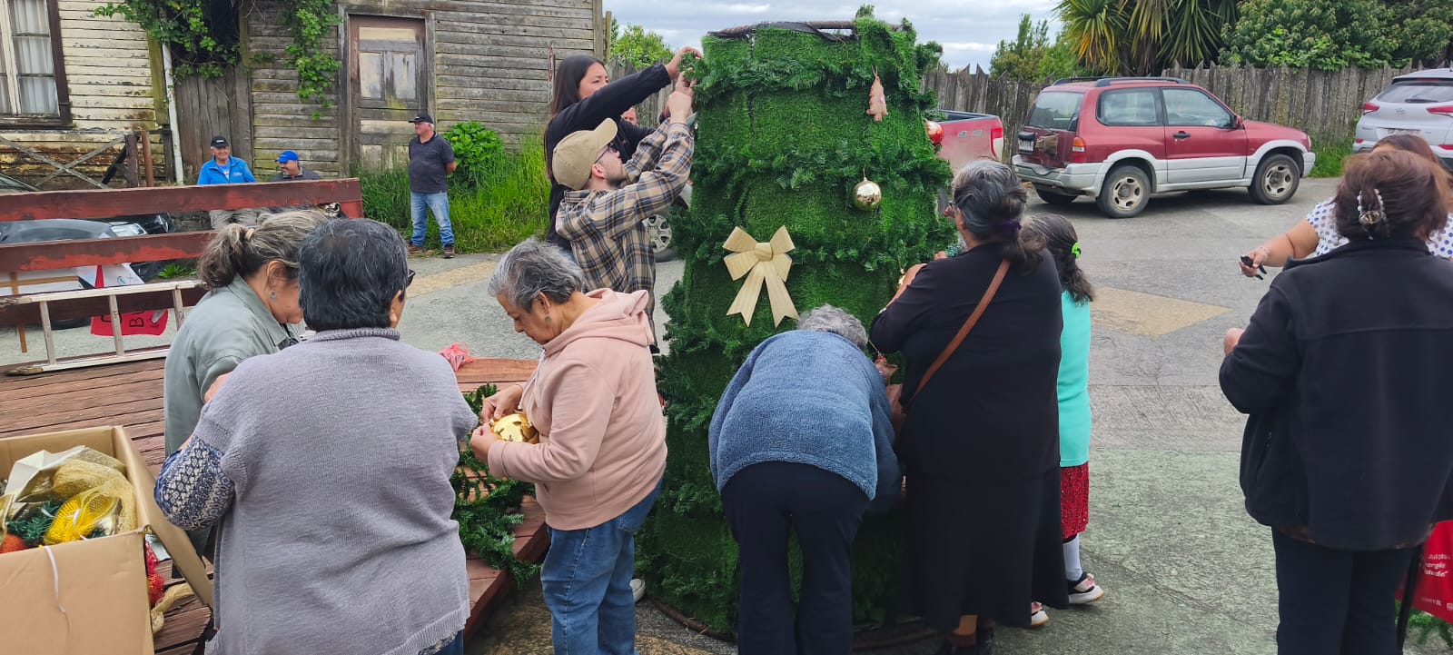 CON EL ARMADO DEL ÁRBOL SE COMIENZA A VIVIR LA NAVIDAD EN CHONCHI