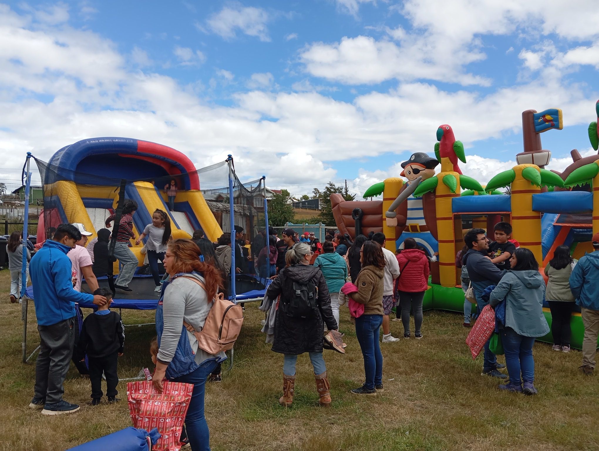 CIENTOS DE NIÑOS Y SUS FAMILIAS DISFRUTARON ESTE DOMINGO CON LA “FIESTA NAVIDEÑA” ORGANIZADA POR EL MUNICIPIO DE CHONCHI.