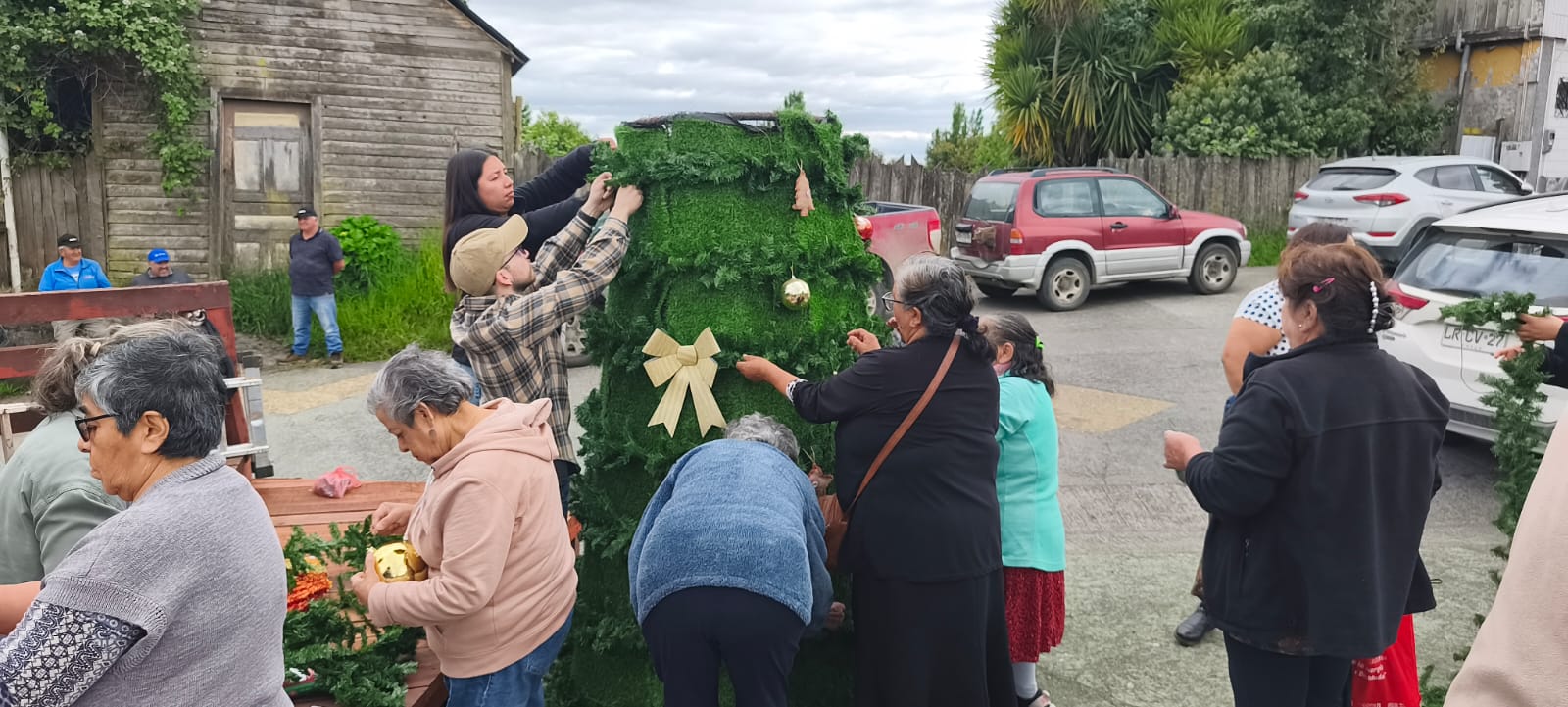 CON EL ARMADO DEL ÁRBOL SE COMIENZA A VIVIR LA NAVIDAD EN CHONCHI