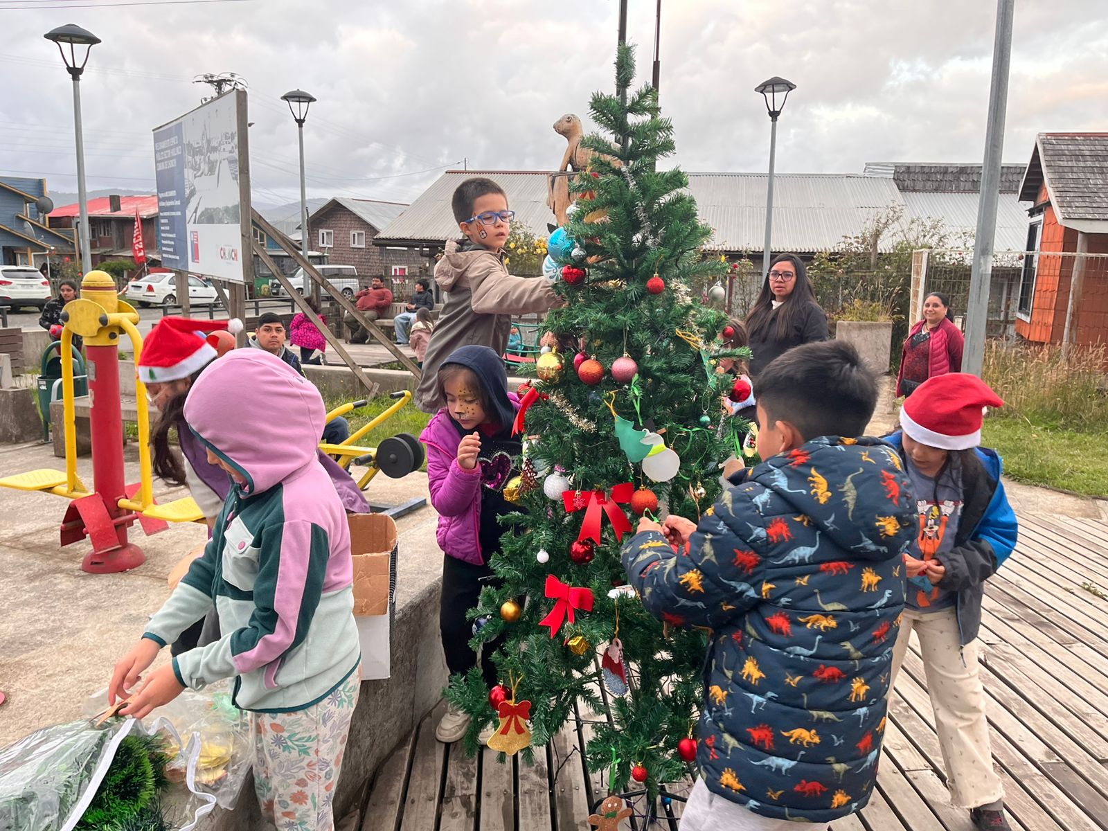 SENDA PREVIENE MUNICIPIO DE CHONCHI Y COMUNIDAD DE HUILLINCO CELEBRARON LA LLEGADA DE LA NAVIDAD.