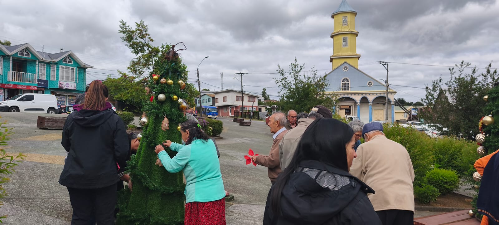 CON EL ARMADO DEL ÁRBOL SE COMIENZA A VIVIR LA NAVIDAD EN CHONCHI