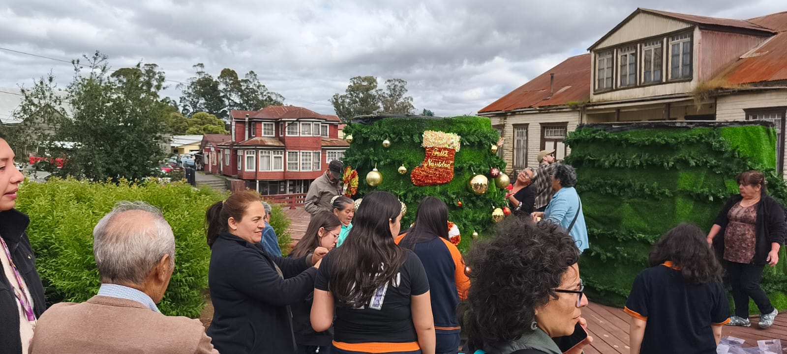 CON EL ARMADO DEL ÁRBOL SE COMIENZA A VIVIR LA NAVIDAD EN CHONCHI