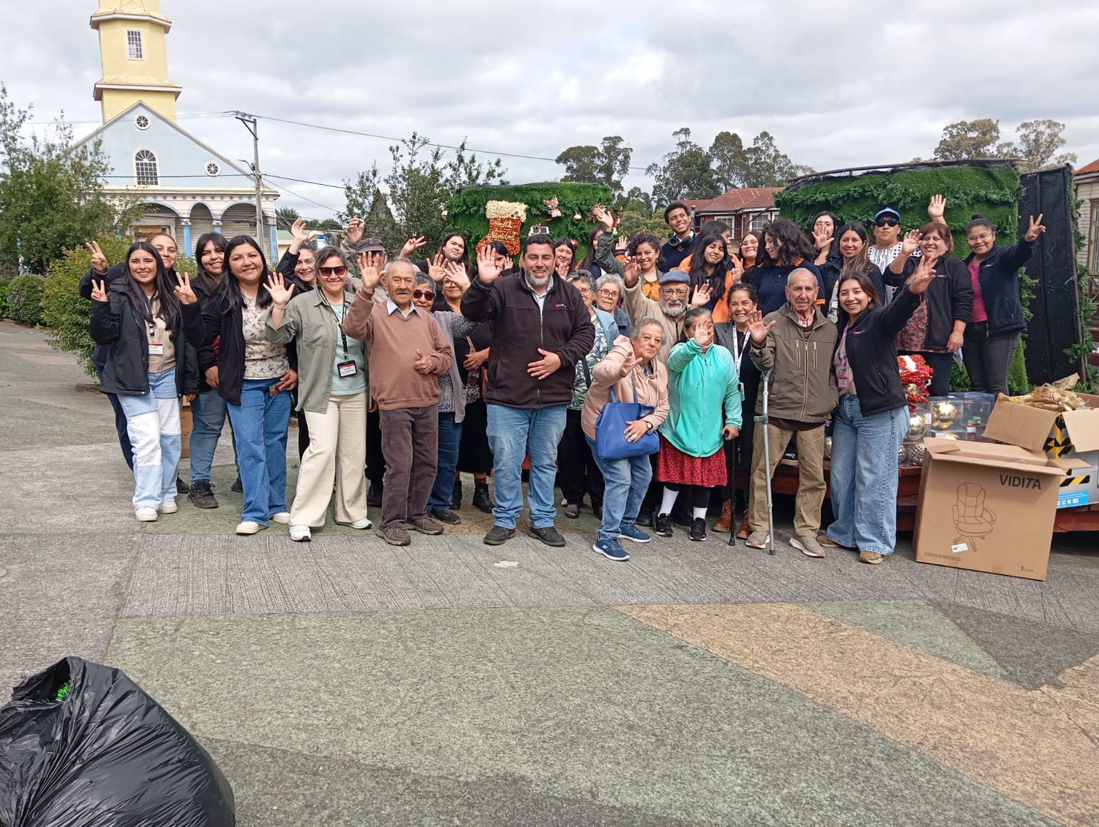 CON EL ARMADO DEL ÁRBOL SE COMIENZA A VIVIR LA NAVIDAD EN CHONCHI