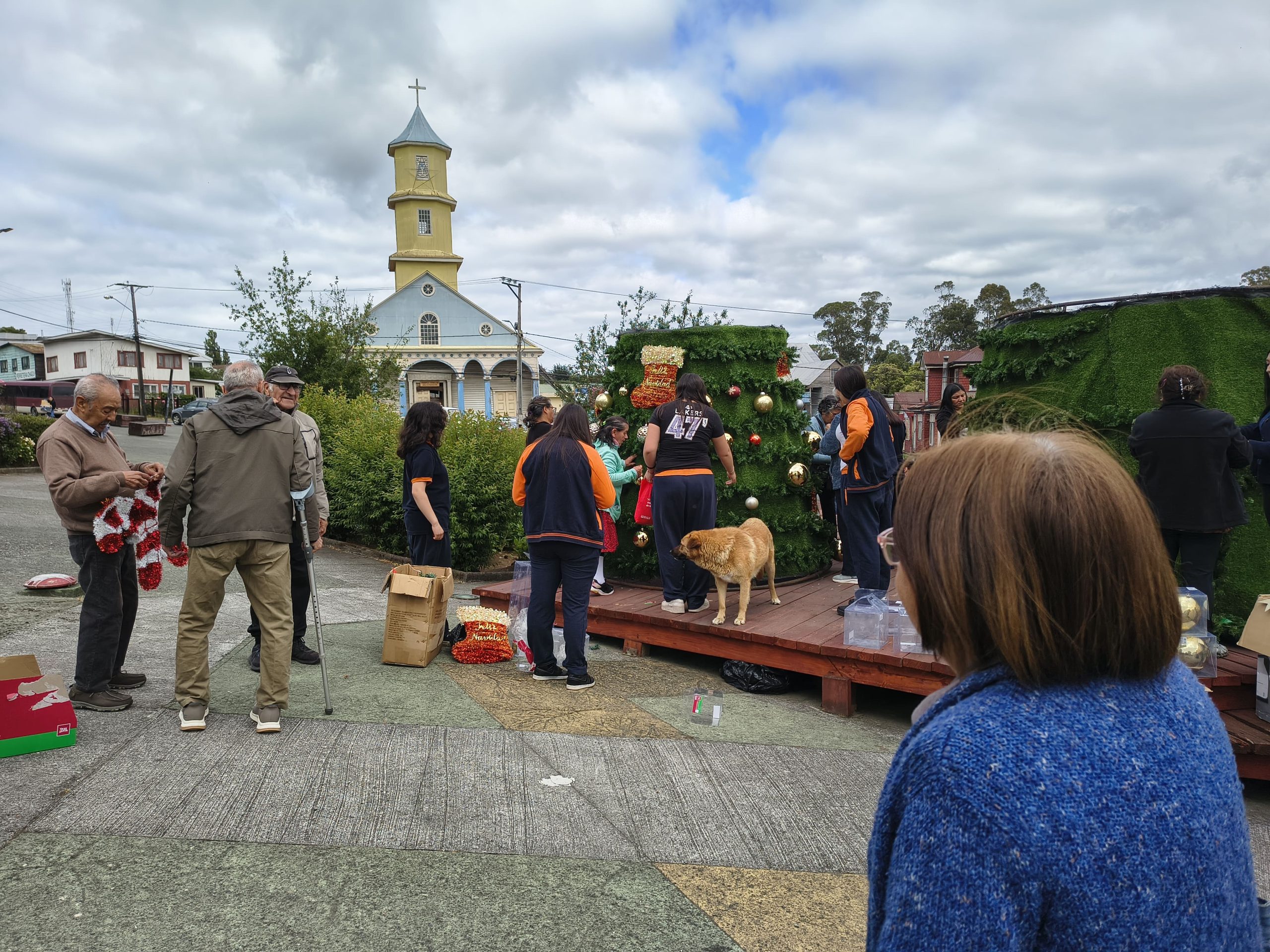 CON EL ARMADO DEL ÁRBOL SE COMIENZA A VIVIR LA NAVIDAD EN CHONCHI