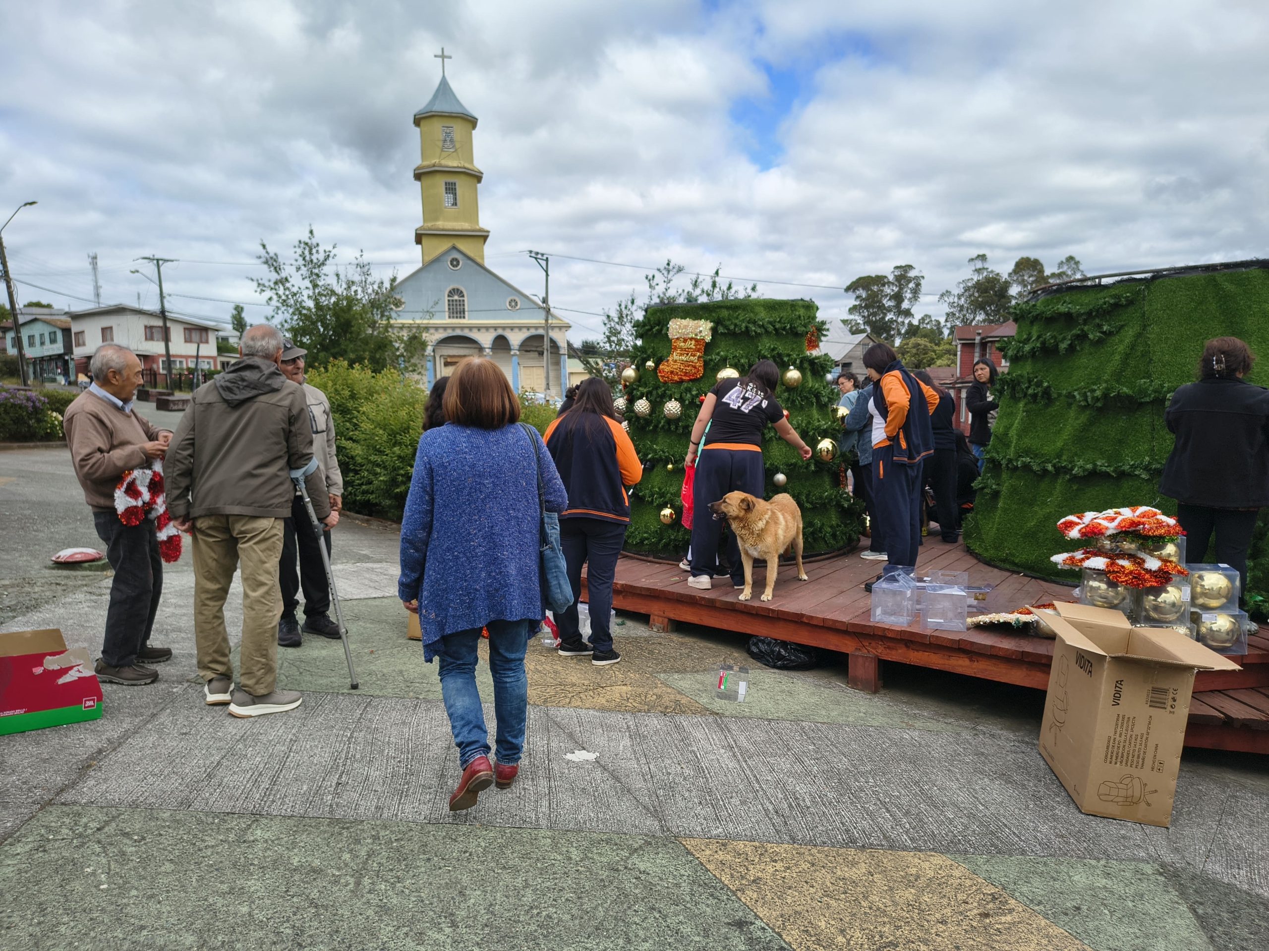CON EL ARMADO DEL ÁRBOL SE COMIENZA A VIVIR LA NAVIDAD EN CHONCHI