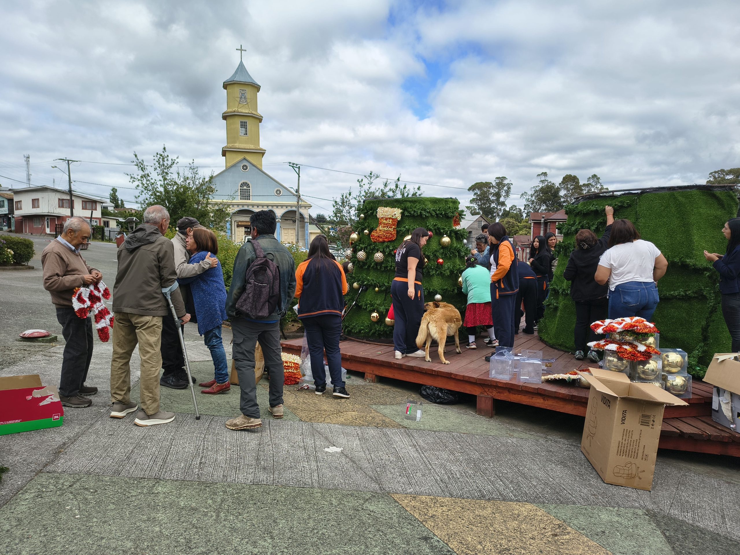 CON EL ARMADO DEL ÁRBOL SE COMIENZA A VIVIR LA NAVIDAD EN CHONCHI