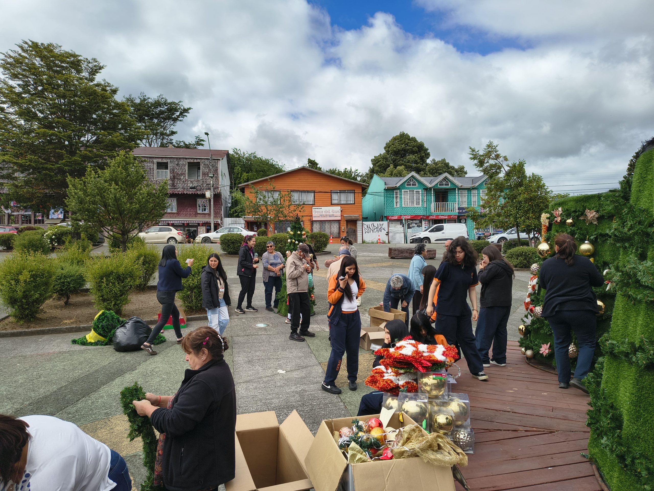 CON EL ARMADO DEL ÁRBOL SE COMIENZA A VIVIR LA NAVIDAD EN CHONCHI