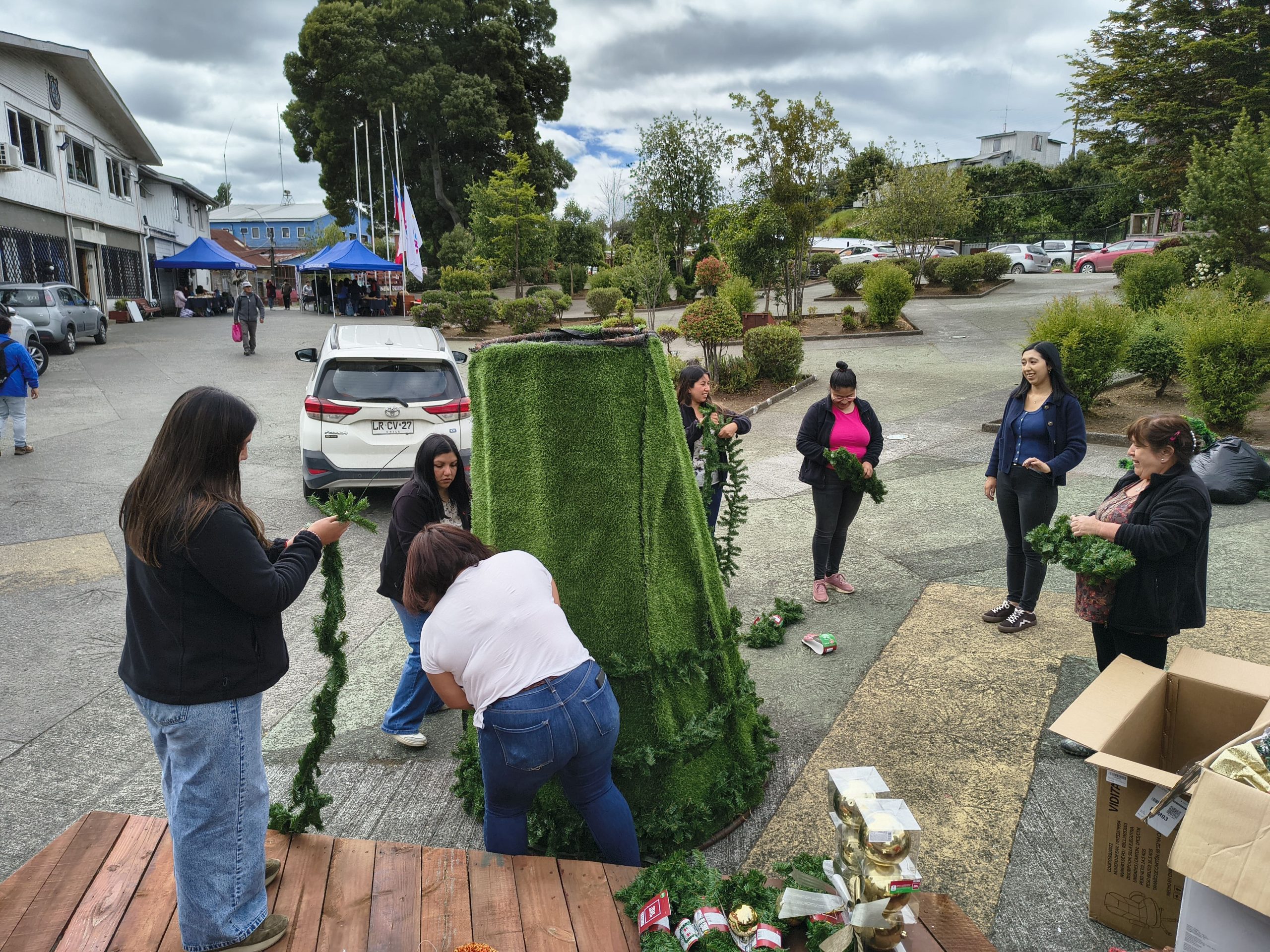 CON EL ARMADO DEL ÁRBOL SE COMIENZA A VIVIR LA NAVIDAD EN CHONCHI