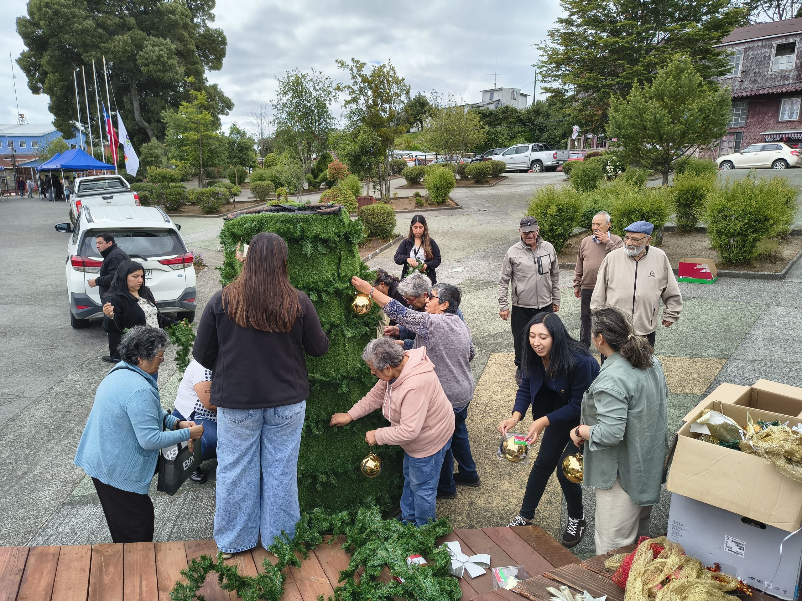 CON EL ARMADO DEL ÁRBOL SE COMIENZA A VIVIR LA NAVIDAD EN CHONCHI