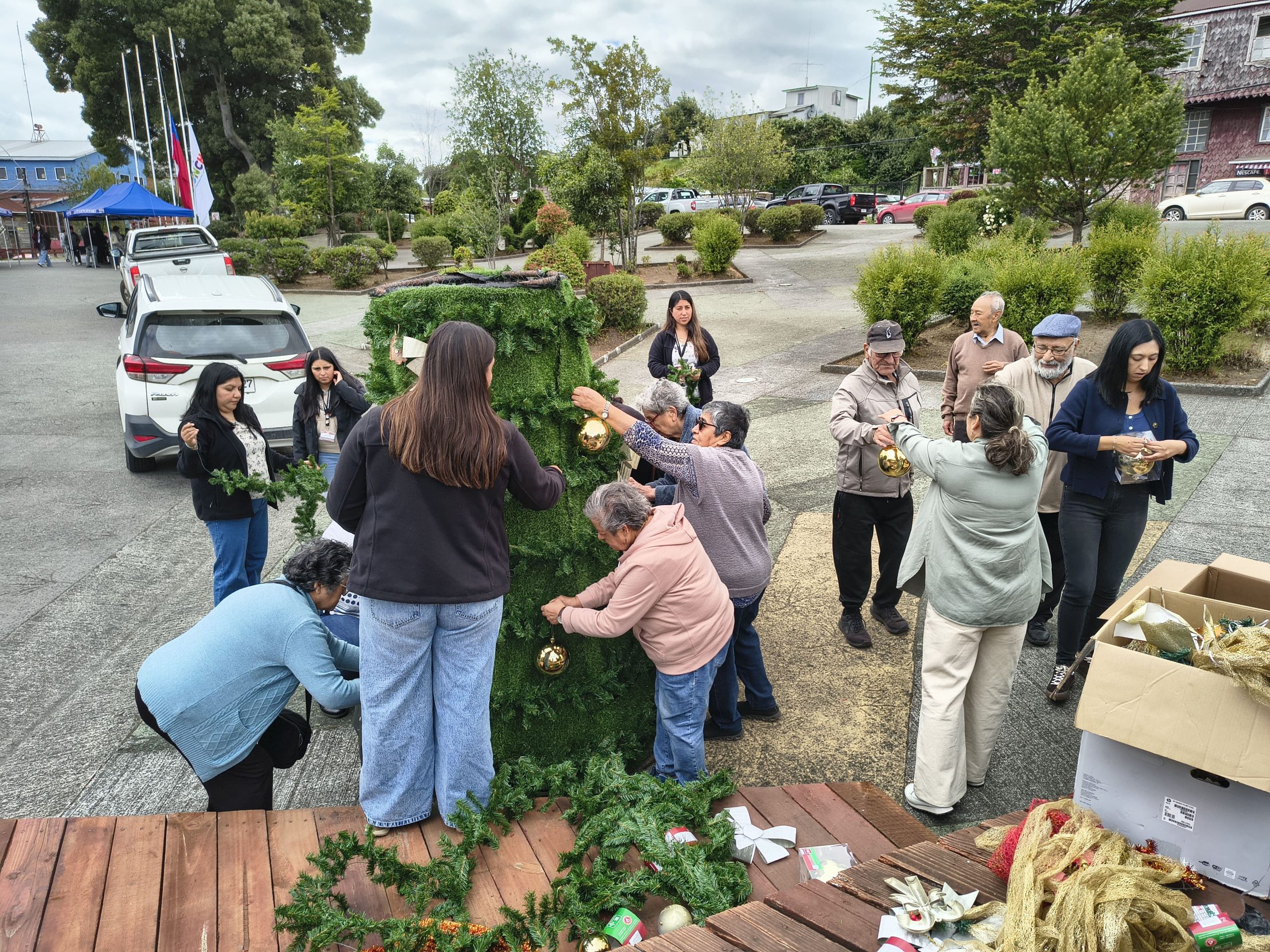 CON EL ARMADO DEL ÁRBOL SE COMIENZA A VIVIR LA NAVIDAD EN CHONCHI