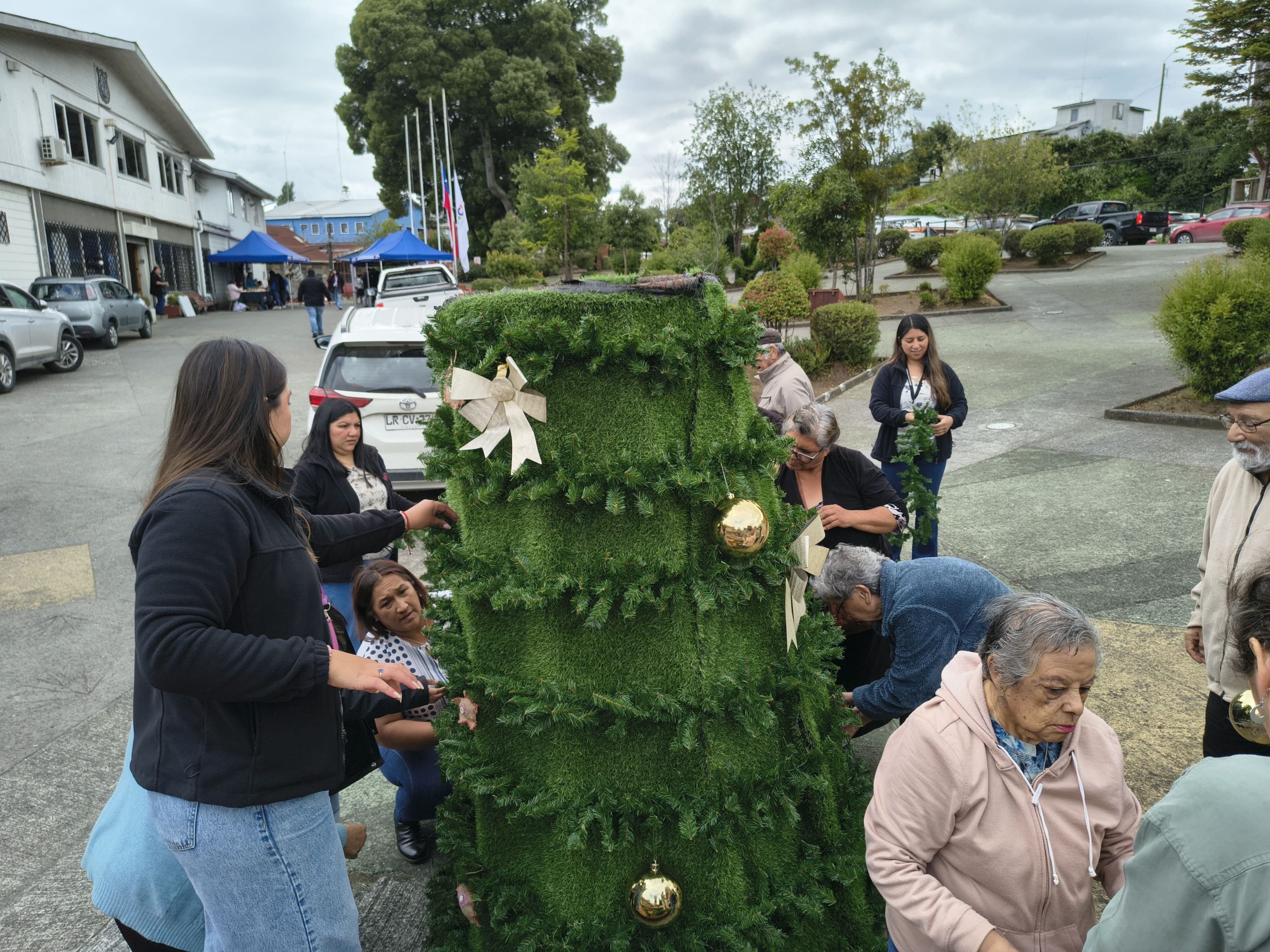 CON EL ARMADO DEL ÁRBOL SE COMIENZA A VIVIR LA NAVIDAD EN CHONCHI