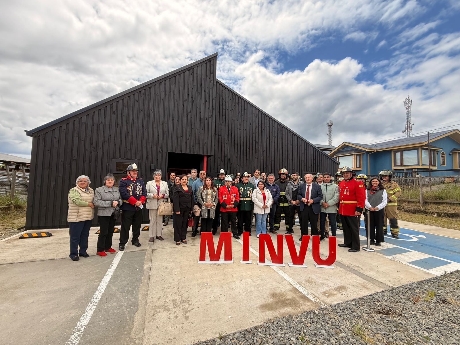 BOMBEROS DE CHONCHI YA DISFRUTAN DE UN HERMOSO ESPACIO MULTIUSO: POR MEDIO DE UNA CEREMONIA FUE INAUGURADO Y ENTREGADO DE FORMA OFICIAL EL NUEVO CENTRO COMUNITARIO DE ESTA HONORABLE INSTITUCIÓN.