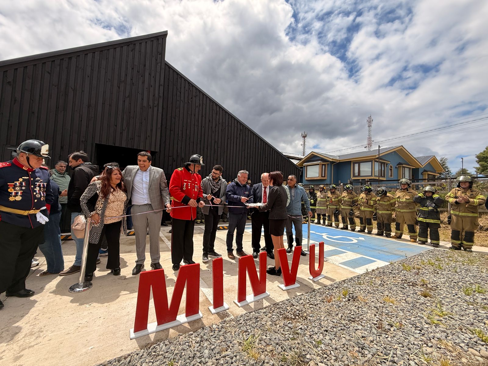 BOMBEROS DE CHONCHI YA DISFRUTAN DE UN HERMOSO ESPACIO MULTIUSO: POR MEDIO DE UNA CEREMONIA FUE INAUGURADO Y ENTREGADO DE FORMA OFICIAL EL NUEVO CENTRO COMUNITARIO DE ESTA HONORABLE INSTITUCIÓN.