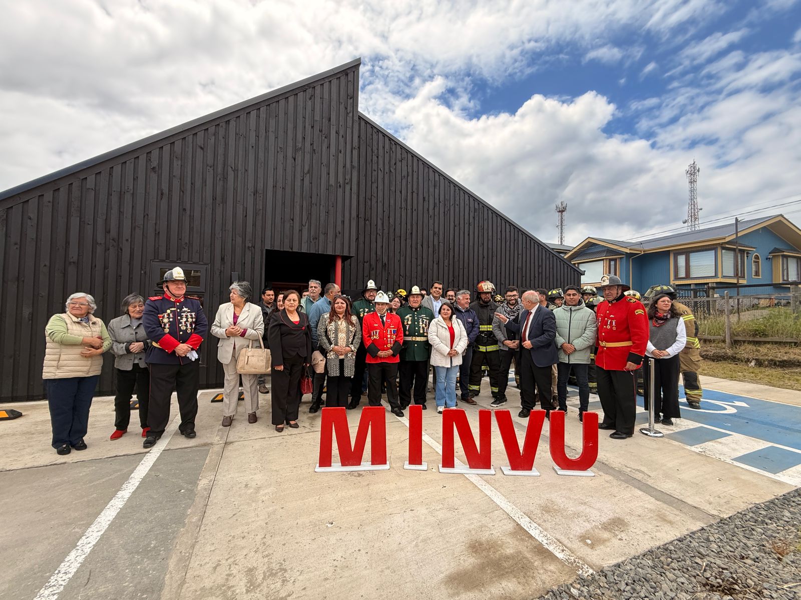 BOMBEROS DE CHONCHI YA DISFRUTAN DE UN HERMOSO ESPACIO MULTIUSO: POR MEDIO DE UNA CEREMONIA FUE INAUGURADO Y ENTREGADO DE FORMA OFICIAL EL NUEVO CENTRO COMUNITARIO DE ESTA HONORABLE INSTITUCIÓN.