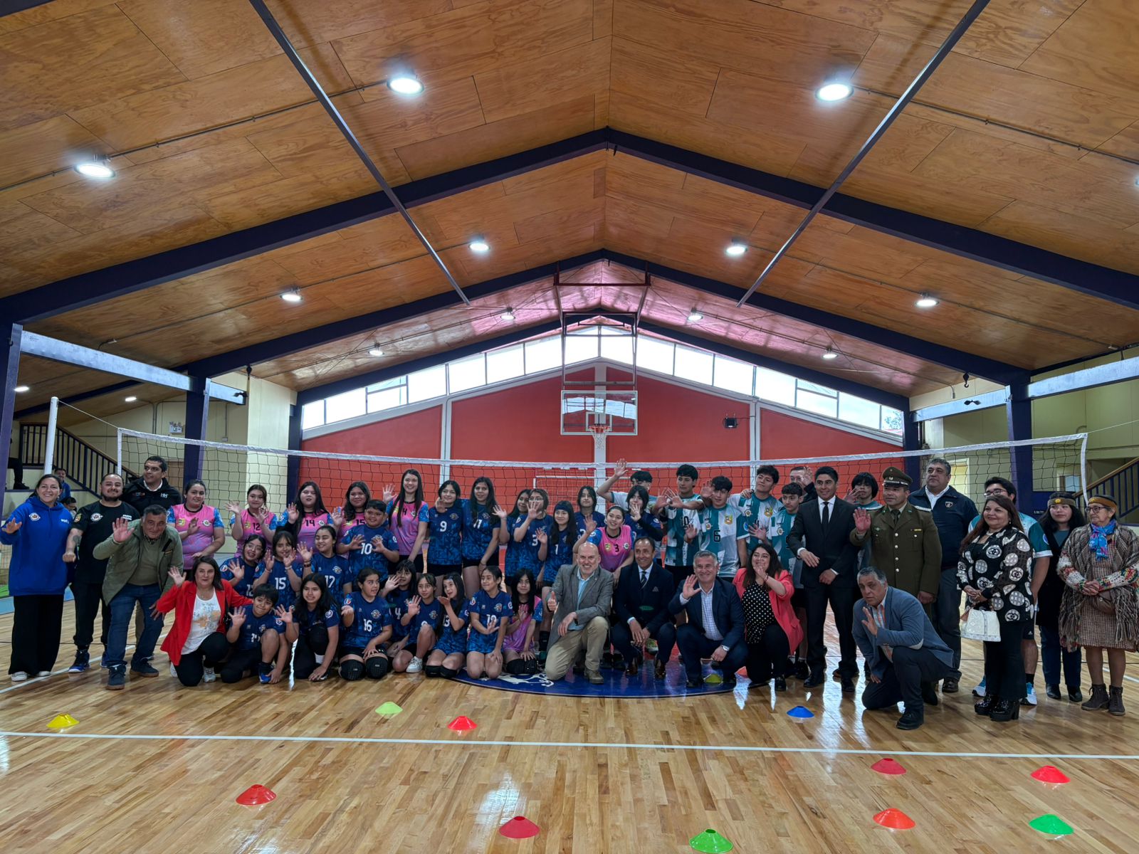 CON LA PRESENCIA DEL MINISTRO DEL DEPORTE FUE INAUGURADO EL PROYECTO DE “REPOSICIÓN DEL GIMNASIO FISCAL DE CHONCHI”.