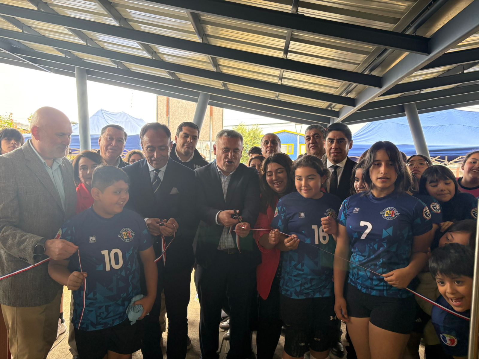 CON LA PRESENCIA DEL MINISTRO DEL DEPORTE FUE INAUGURADO EL PROYECTO DE “REPOSICIÓN DEL GIMNASIO FISCAL DE CHONCHI”.