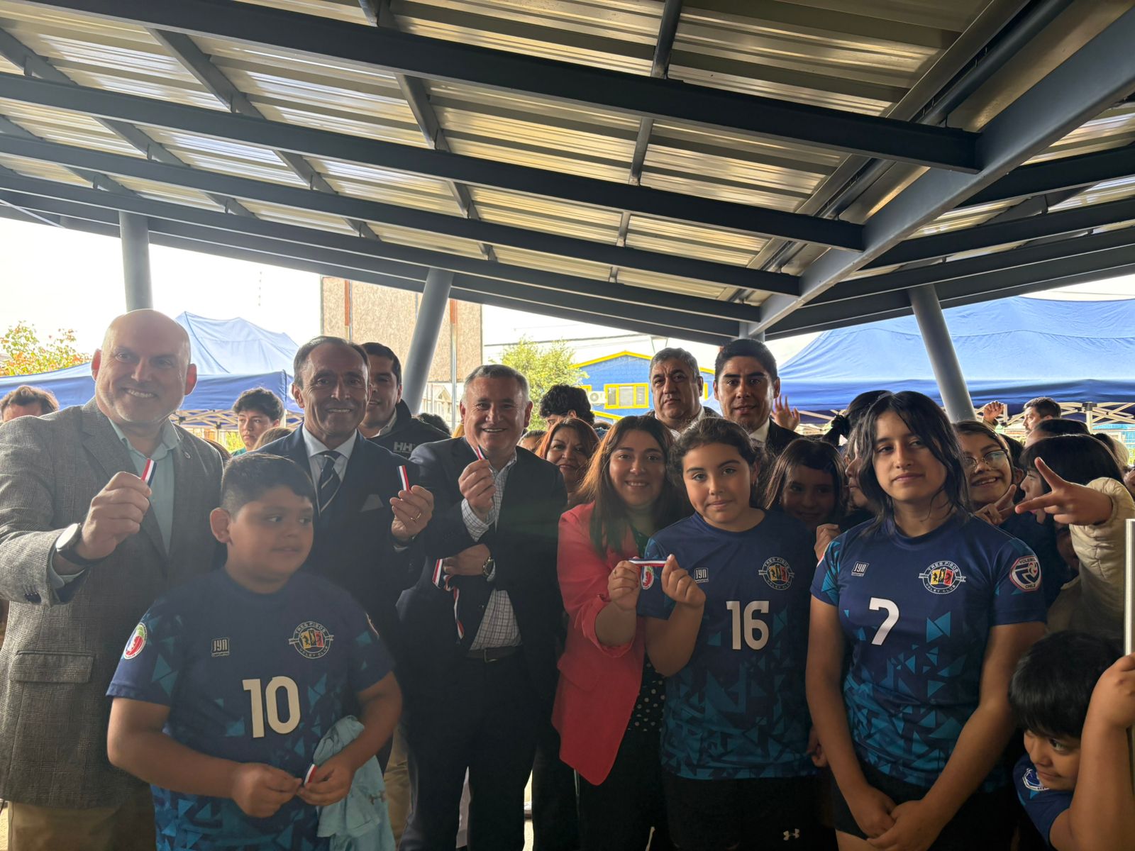 CON LA PRESENCIA DEL MINISTRO DEL DEPORTE FUE INAUGURADO EL PROYECTO DE “REPOSICIÓN DEL GIMNASIO FISCAL DE CHONCHI”.