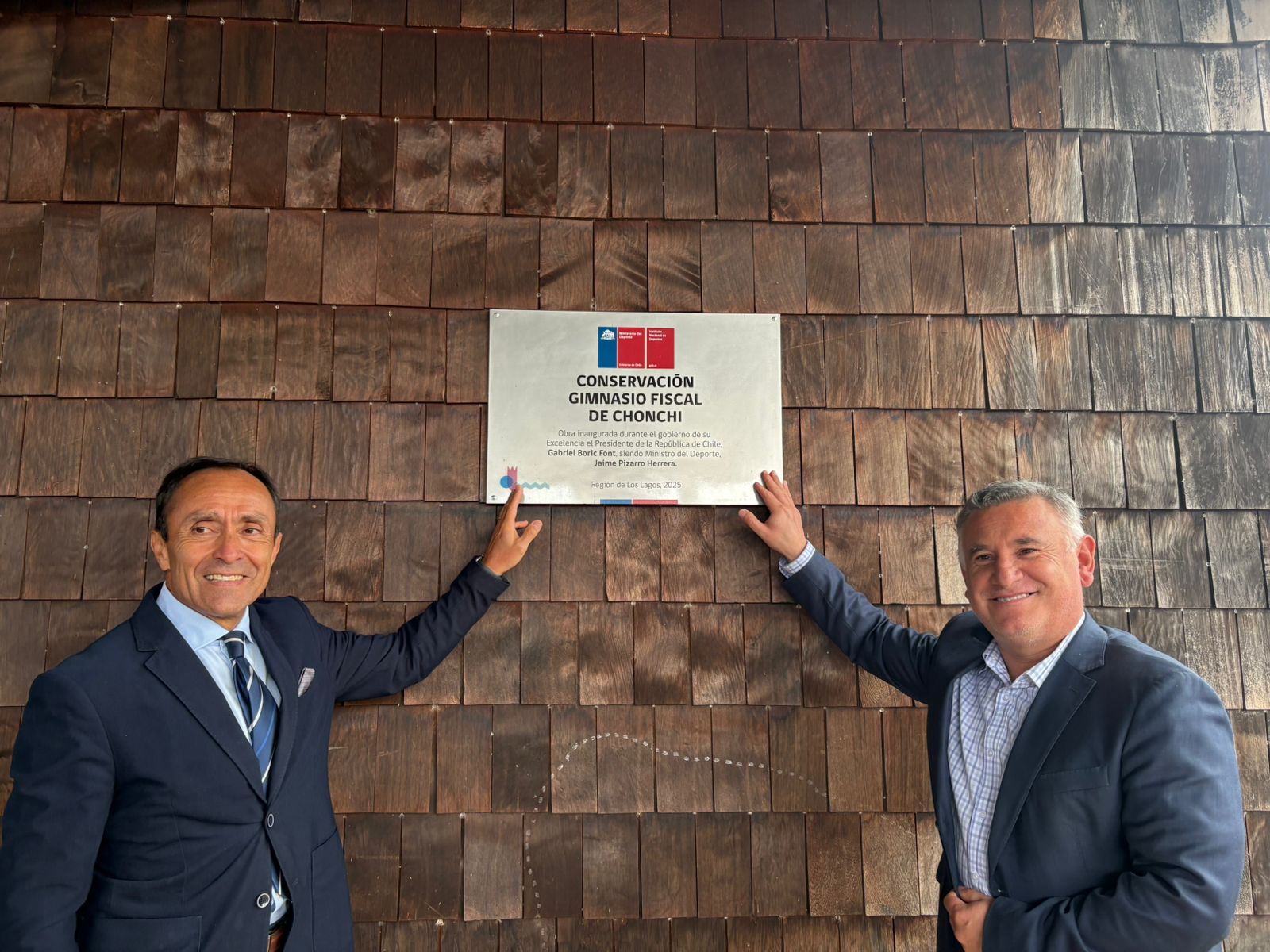 CON LA PRESENCIA DEL MINISTRO DEL DEPORTE FUE INAUGURADO EL PROYECTO DE “REPOSICIÓN DEL GIMNASIO FISCAL DE CHONCHI”.