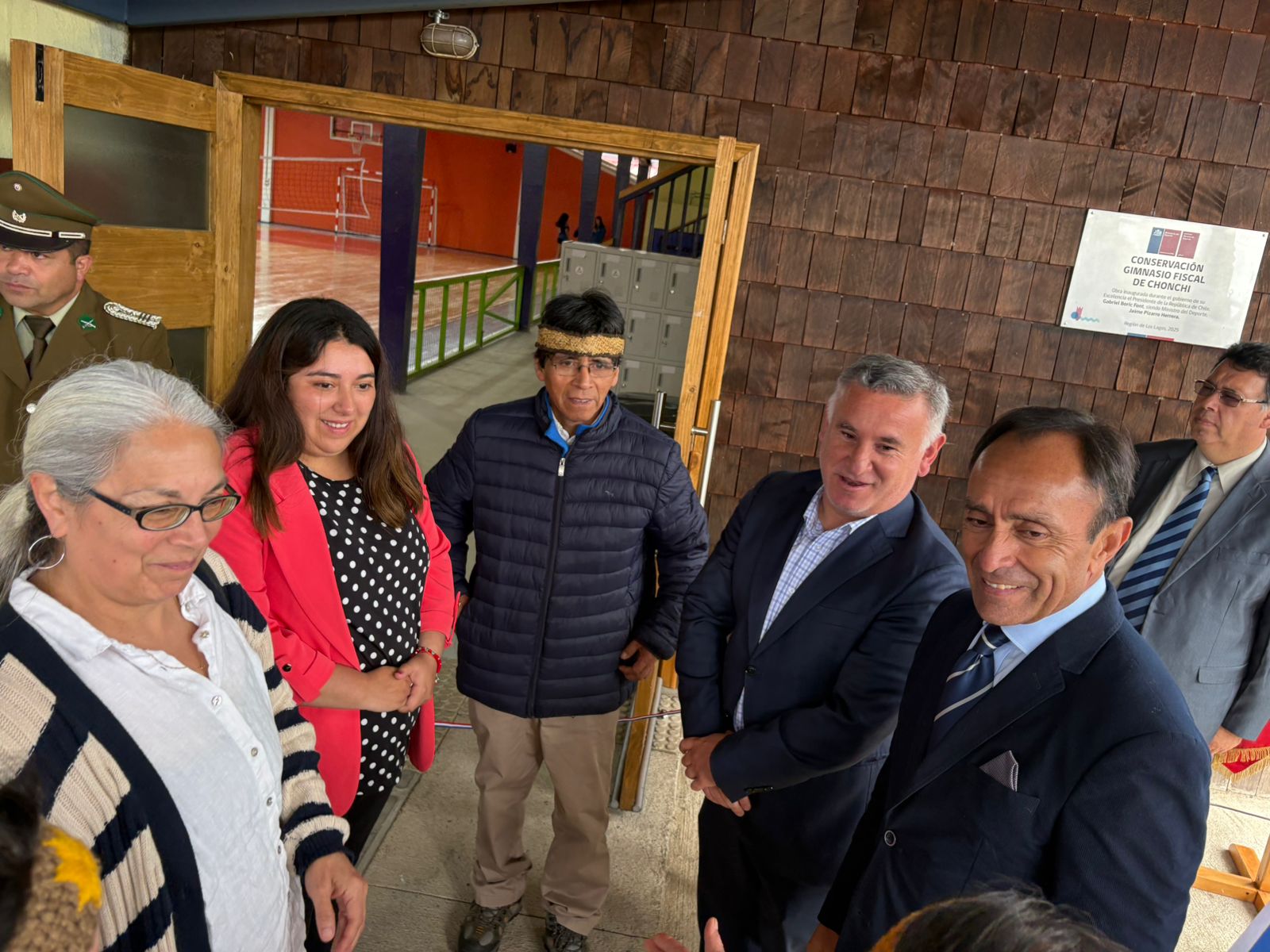 CON LA PRESENCIA DEL MINISTRO DEL DEPORTE FUE INAUGURADO EL PROYECTO DE “REPOSICIÓN DEL GIMNASIO FISCAL DE CHONCHI”.