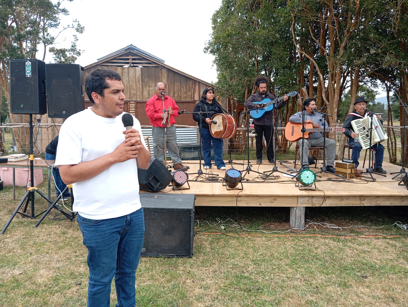 ASOCIACIÓN DE COMUNIDADES INDÍGENAS “HUILLI LAFKEN” DE HUILLINCO-CUCAO REALIZA SU PRIMERA FIESTA COSTUMBRISTA “SABORES DEL PACÍFICO”.