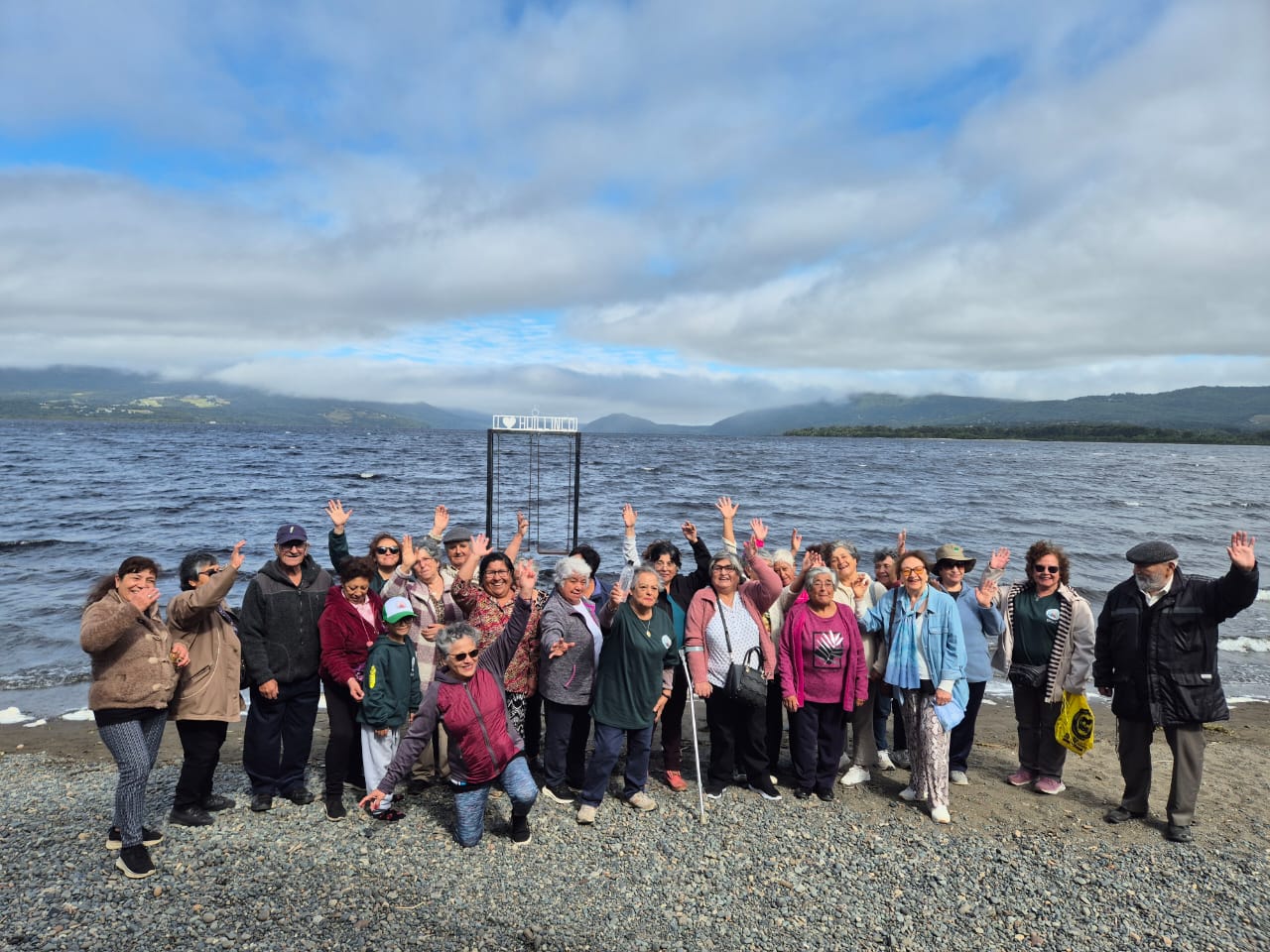ADULTOS MAYORES PARTICIPAN EN SALIDA FORMATIVA A HUILLINCO.