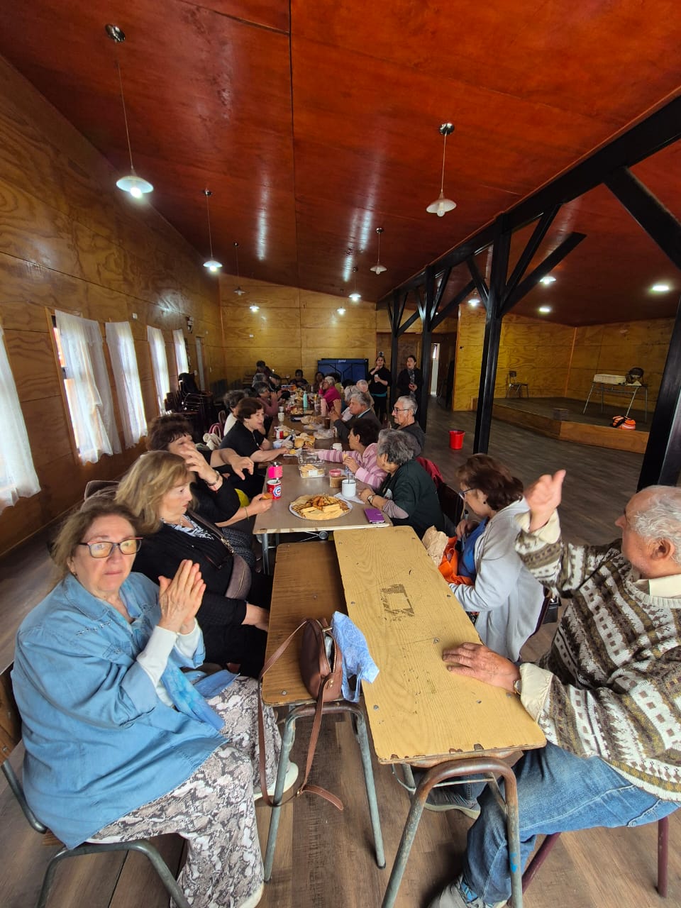 ADULTOS MAYORES PARTICIPAN EN SALIDA FORMATIVA A HUILLINCO.