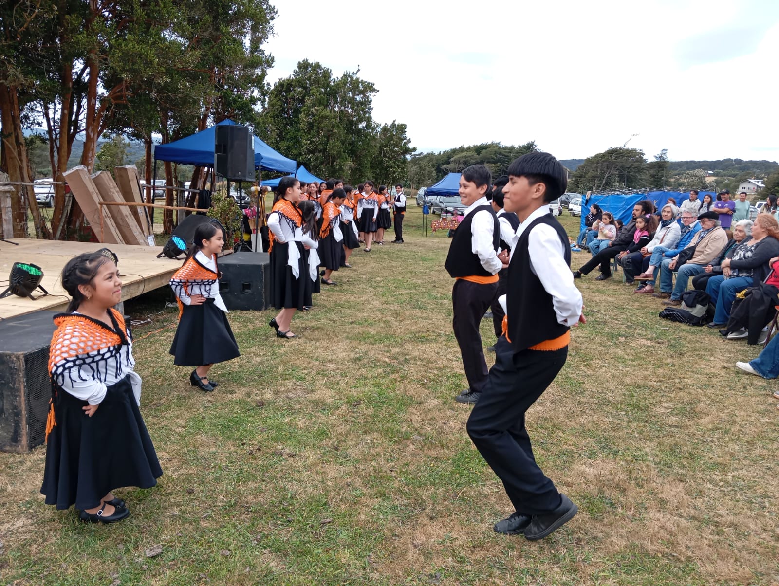 ASOCIACIÓN DE COMUNIDADES INDÍGENAS “HUILLI LAFKEN” DE HUILLINCO-CUCAO REALIZA SU PRIMERA FIESTA COSTUMBRISTA “SABORES DEL PACÍFICO”.