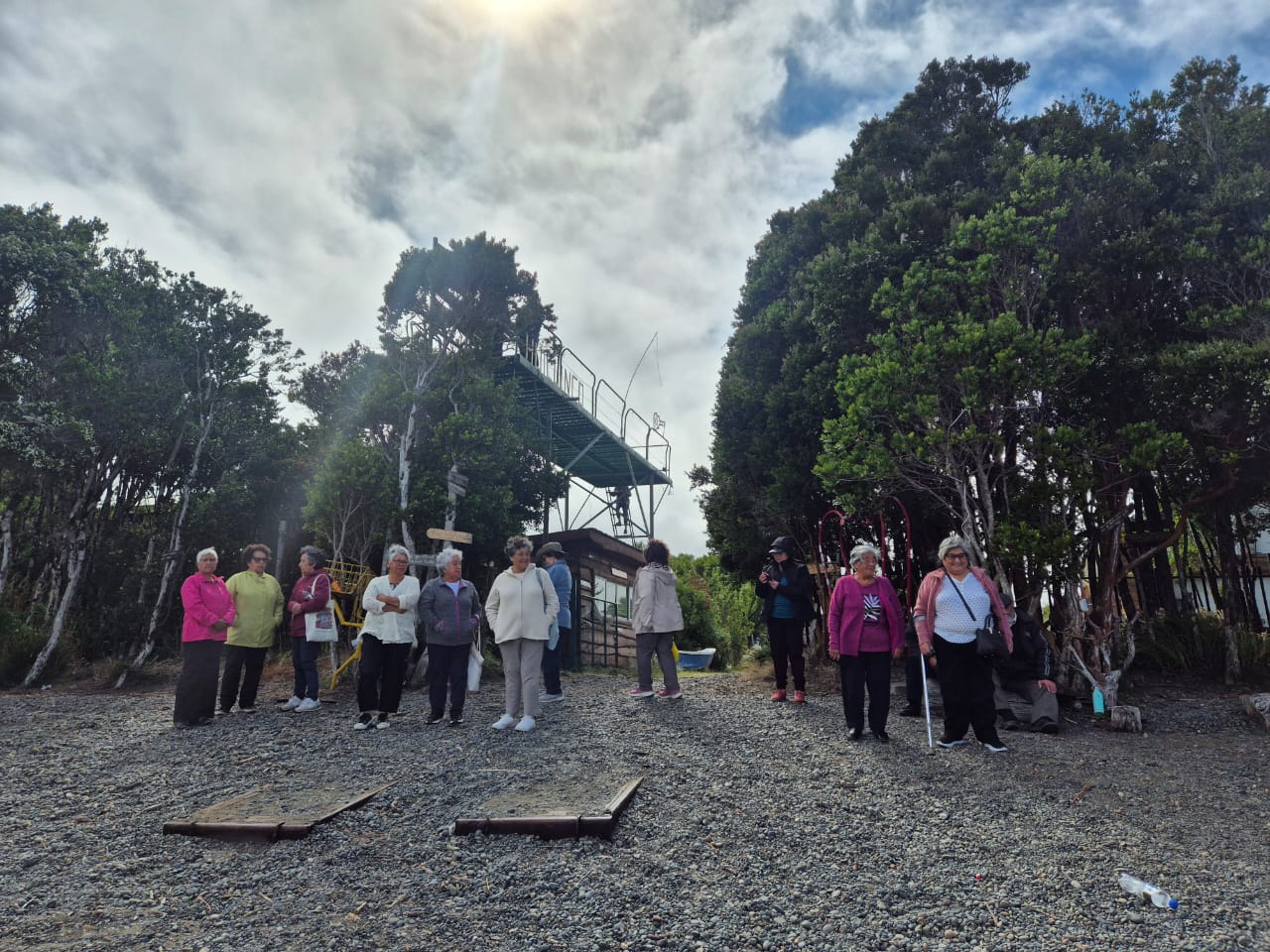 ADULTOS MAYORES PARTICIPAN EN SALIDA FORMATIVA A HUILLINCO.