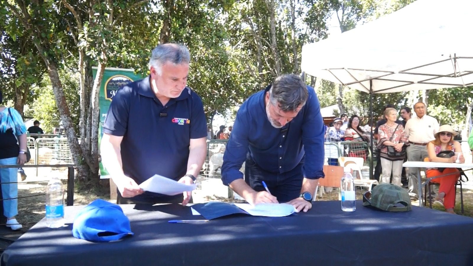 Alcaldes Sichel y Oyarzún Firman Histórico Convenio para Impulsar el Desarrollo Integral de Chonchi.