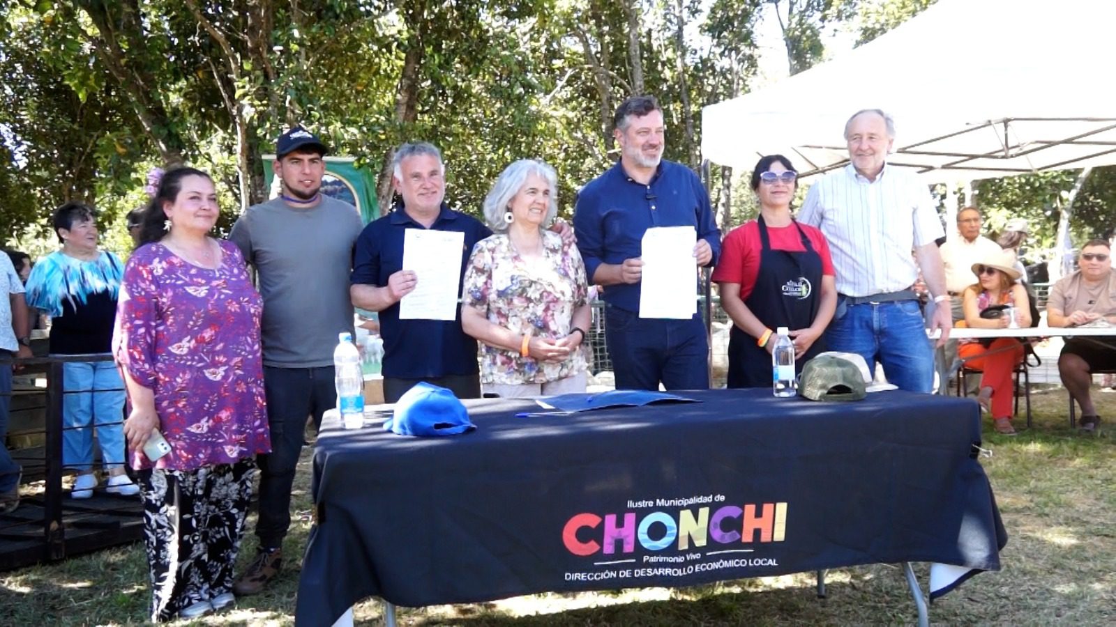 Alcaldes Sichel y Oyarzún Firman Histórico Convenio para Impulsar el Desarrollo Integral de Chonchi.