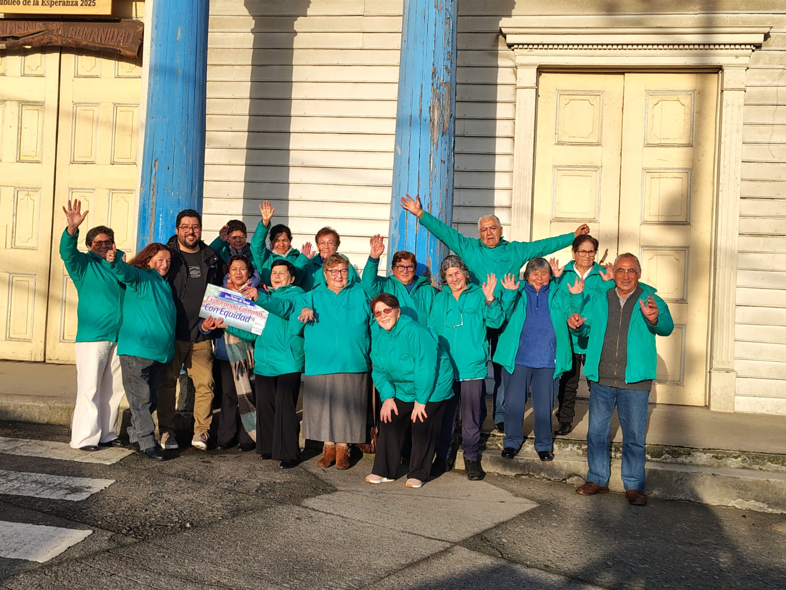 Con mucha alegría compartimos la salida recreativa de 16 personas mayores del Club de Adulto Mayor San Pedro de Terao, quienes inician una significativa experiencia gracias al proyecto financiado por el Fondo Comunidad 2025 del Gobierno Regional de Los Lagos.