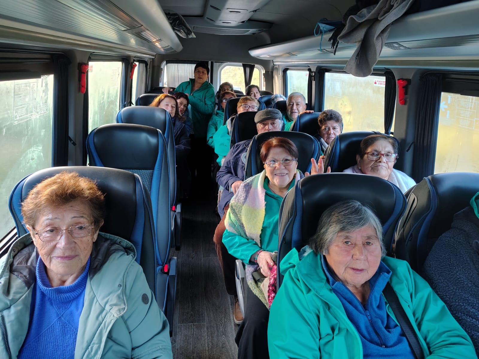 Con mucha alegría compartimos la salida recreativa de 16 personas mayores del Club de Adulto Mayor San Pedro de Terao, quienes inician una significativa experiencia gracias al proyecto financiado por el Fondo Comunidad 2025 del Gobierno Regional de Los Lagos.