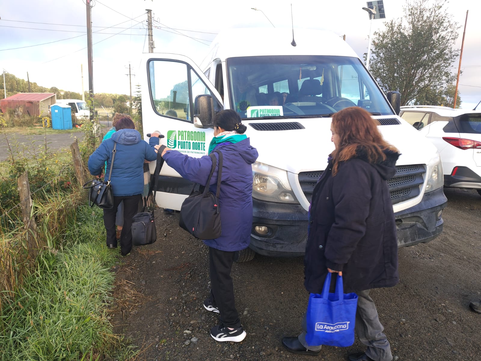 Con mucha alegría compartimos la salida recreativa de 16 personas mayores del Club de Adulto Mayor San Pedro de Terao, quienes inician una significativa experiencia gracias al proyecto financiado por el Fondo Comunidad 2025 del Gobierno Regional de Los Lagos.