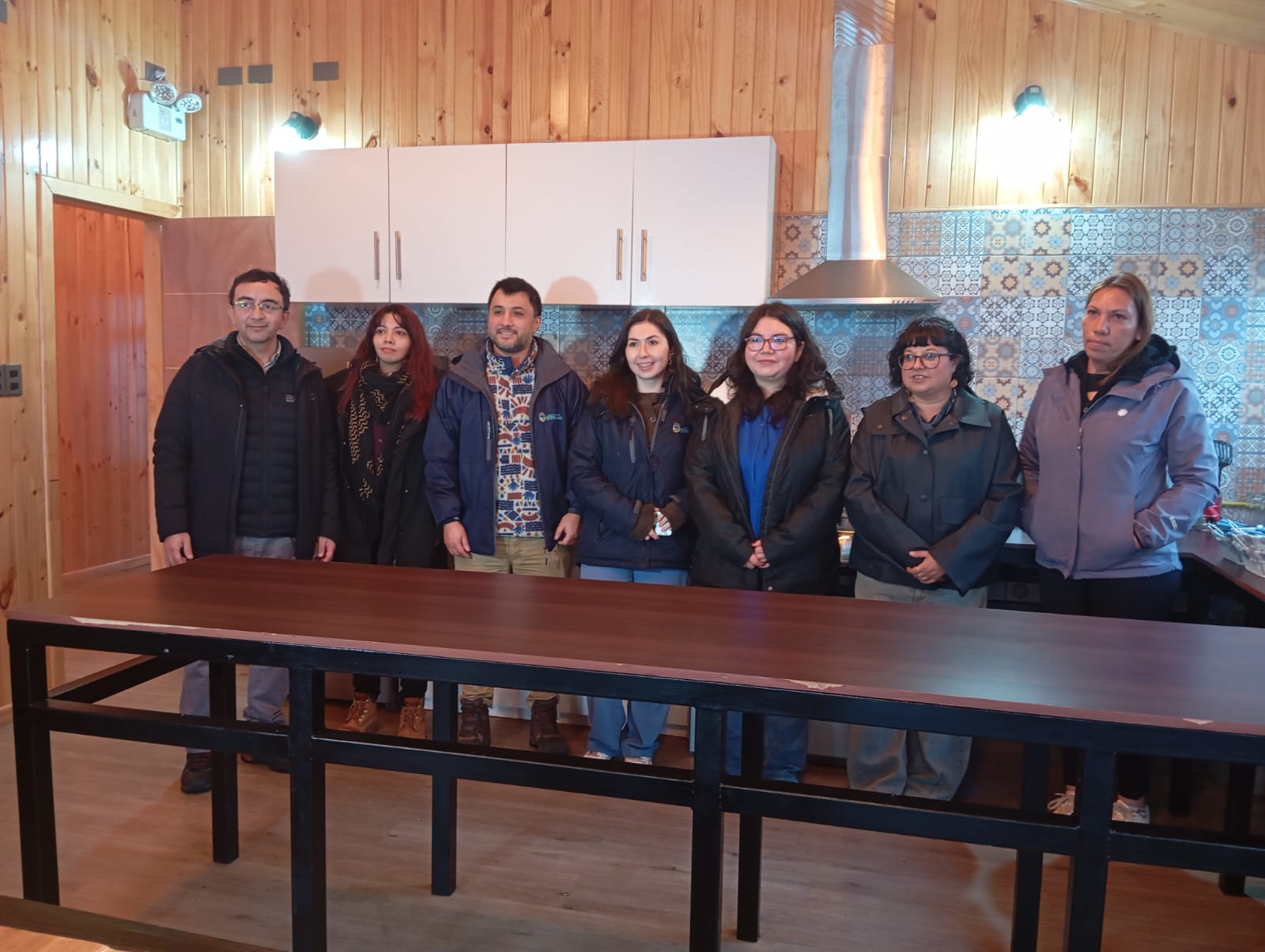 Profesionales de la SECPLAN de Quinchao conocen el Albergue Deportivo Municipal de Chonchi.