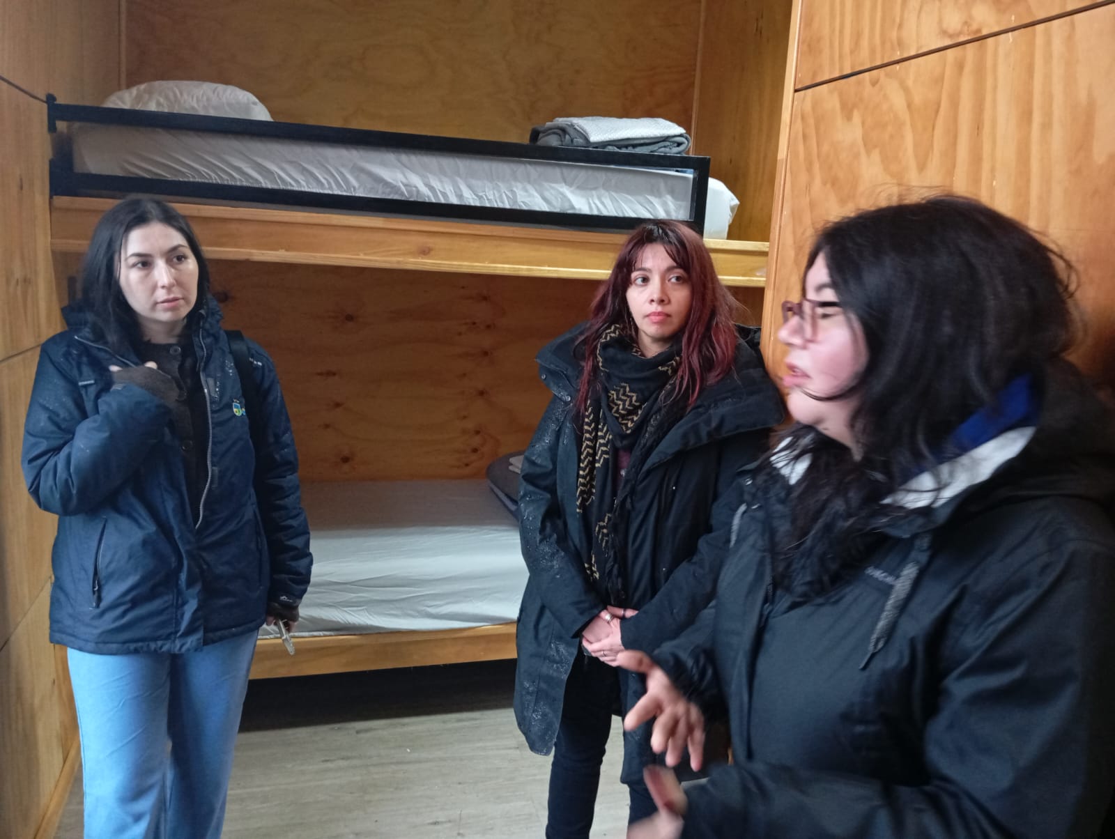 Profesionales de la SECPLAN de Quinchao conocen el Albergue Deportivo Municipal de Chonchi.