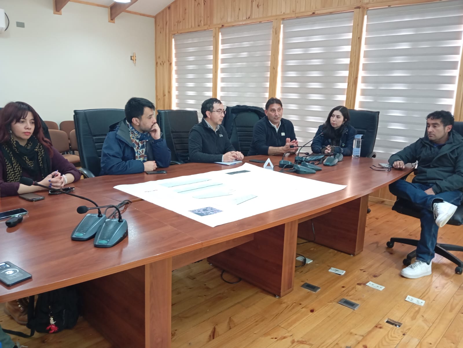 Profesionales de la SECPLAN de Quinchao conocen el Albergue Deportivo Municipal de Chonchi.