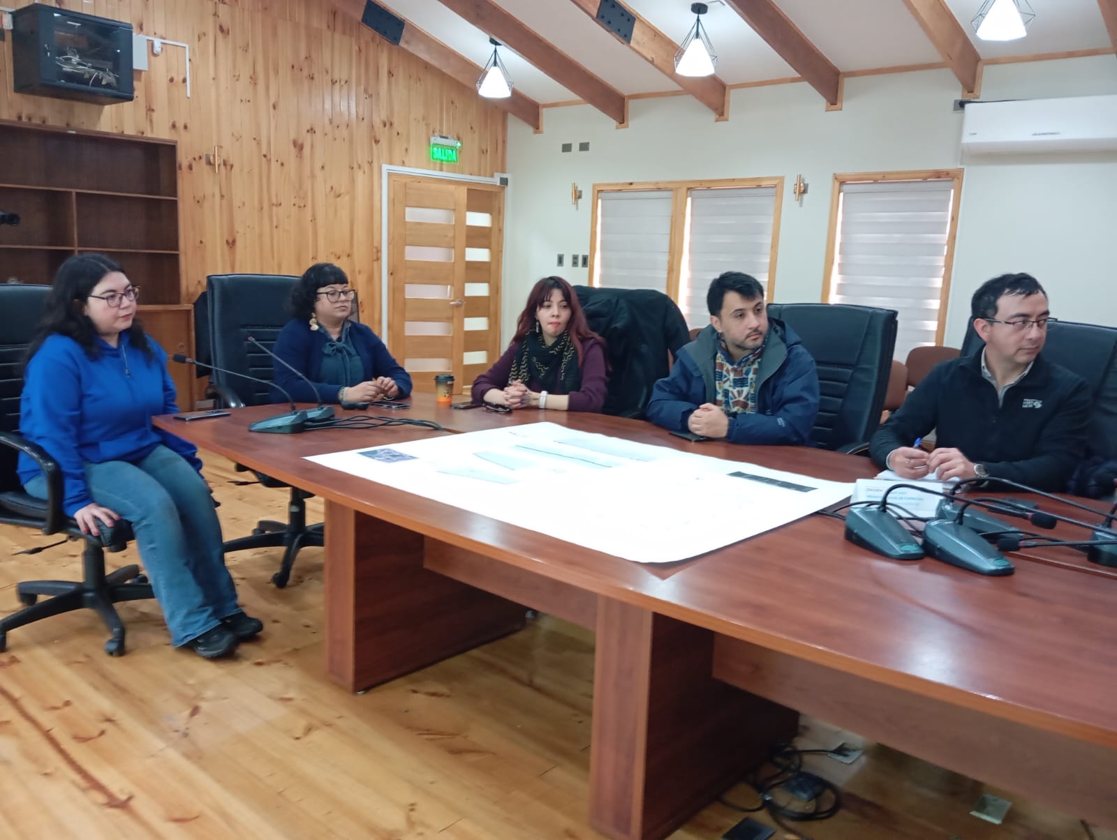 Profesionales de la SECPLAN de Quinchao conocen el Albergue Deportivo Municipal de Chonchi.