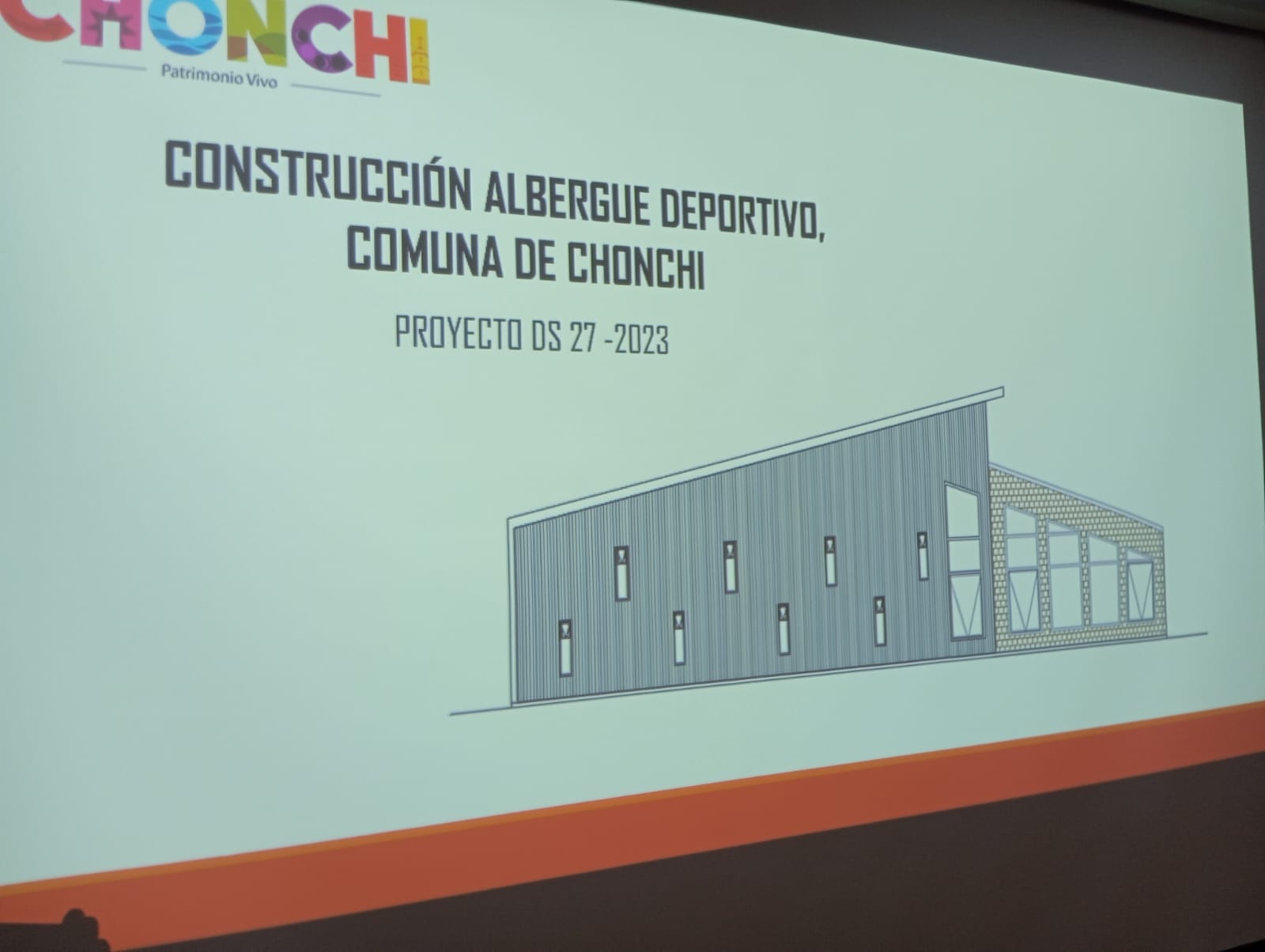 Profesionales de la SECPLAN de Quinchao conocen el Albergue Deportivo Municipal de Chonchi.