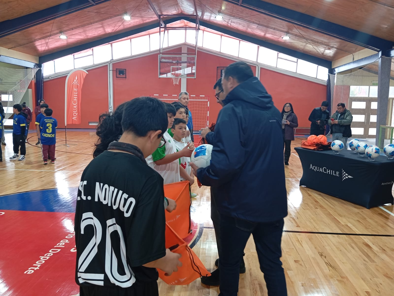 Chonchi da inicio a la tercera versión del Futsal Escolar AquaChile