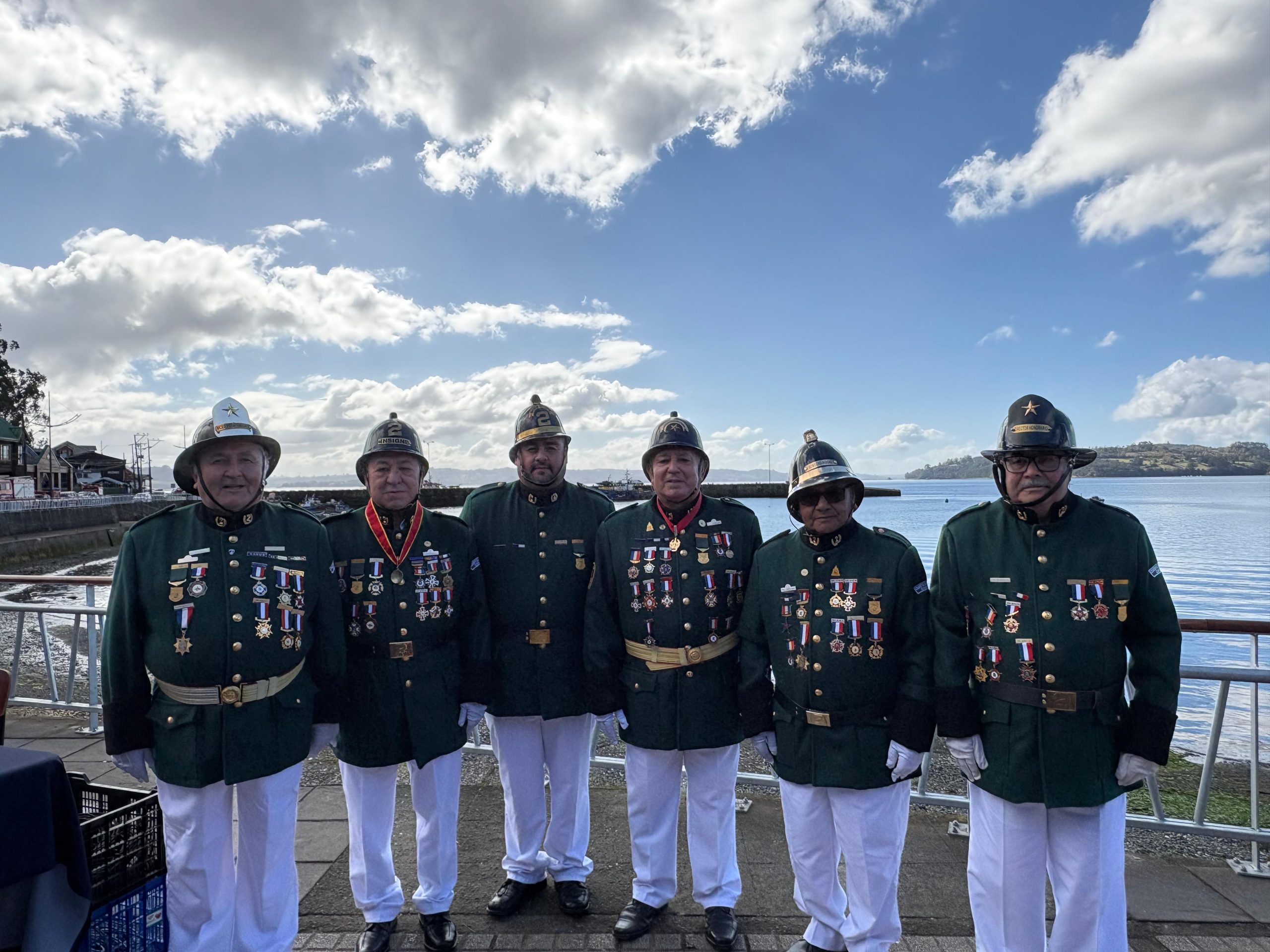 Con entrega de piochas por años de servicio el Cuerpo de Bomberos de Chonchi celebró sus 121 años de existencia.