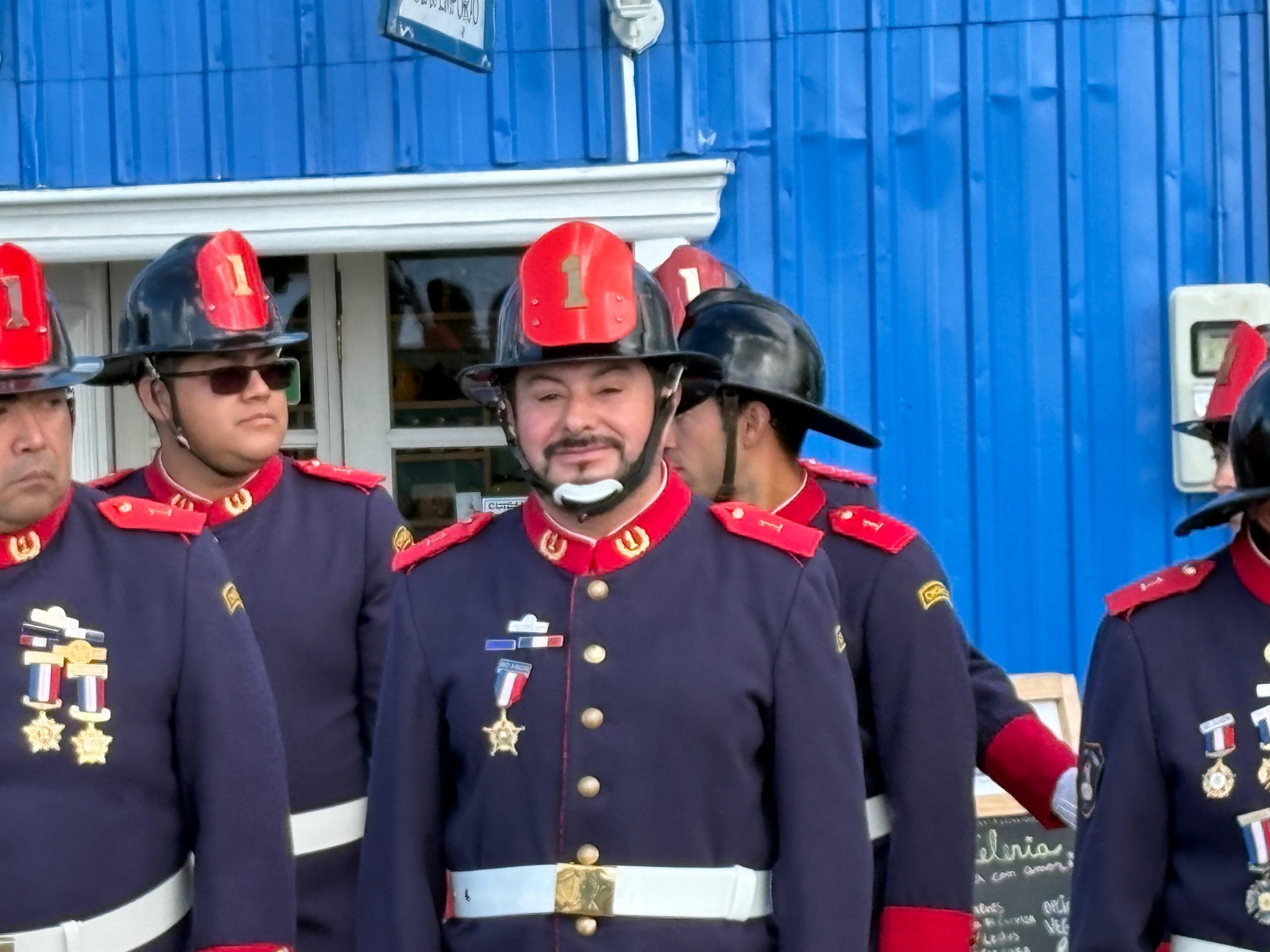 Con entrega de piochas por años de servicio el Cuerpo de Bomberos de Chonchi celebró sus 121 años de existencia.