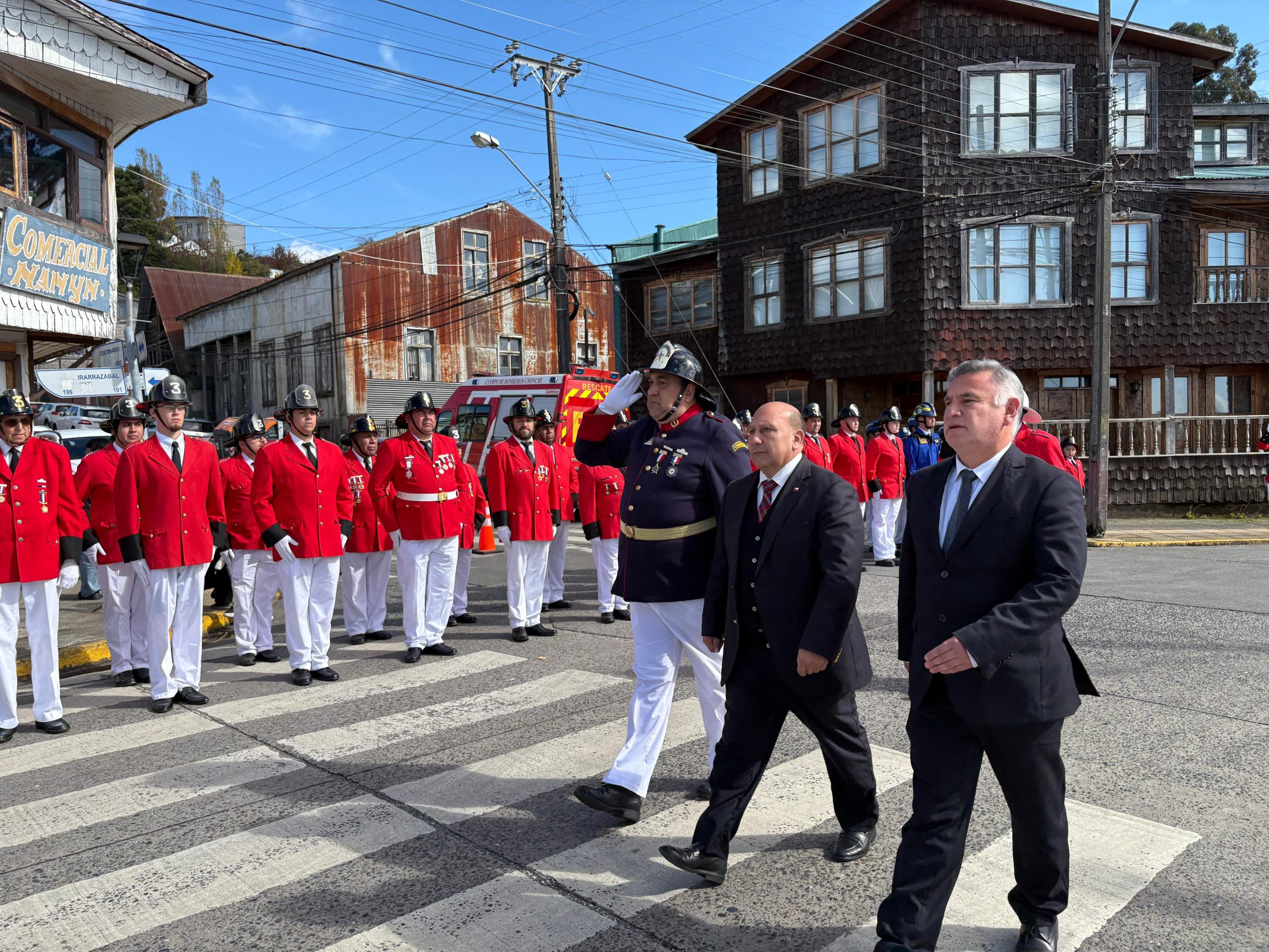 Con entrega de piochas por años de servicio el Cuerpo de Bomberos de Chonchi celebró sus 121 años de existencia.
