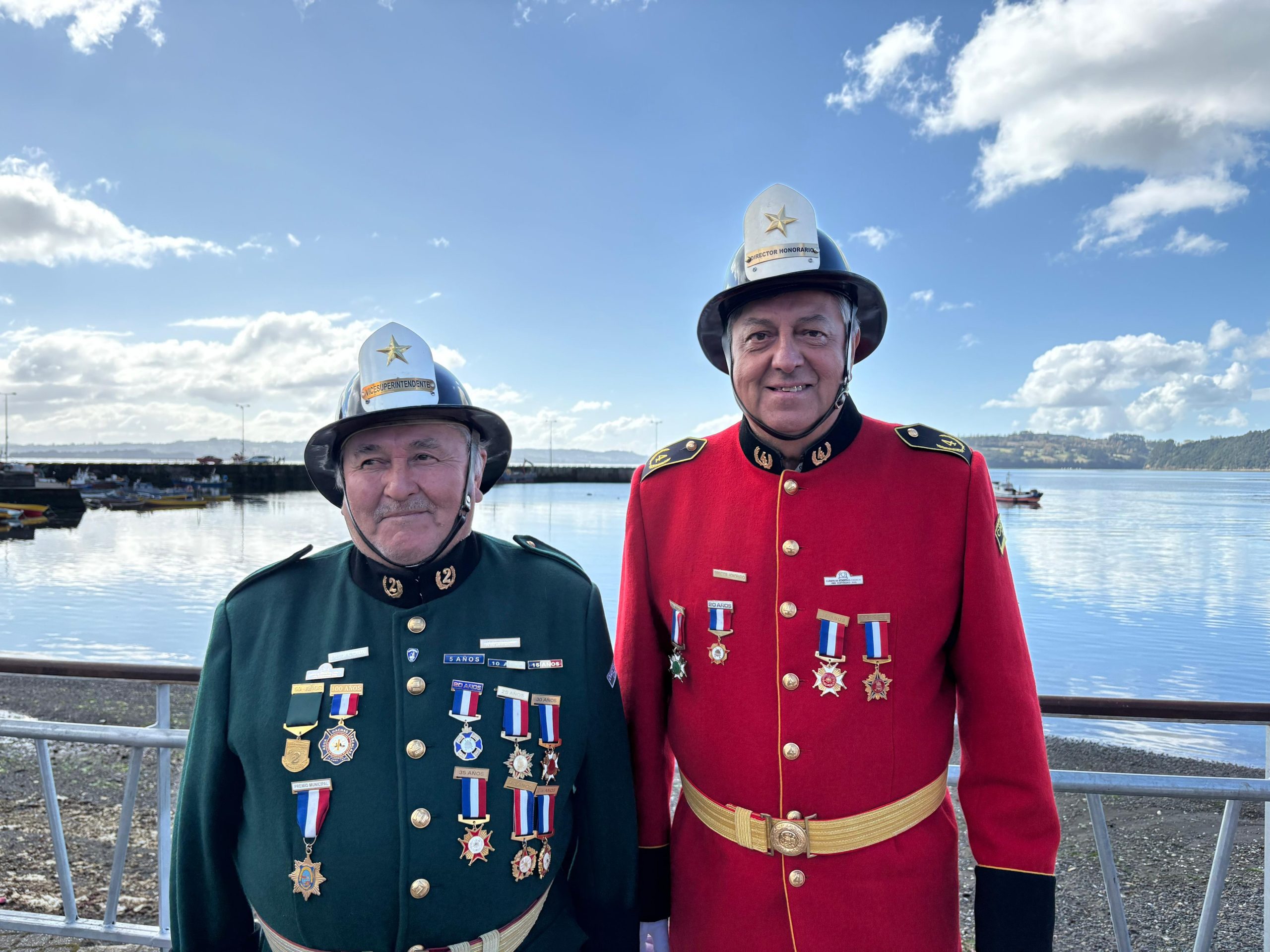 Con entrega de piochas por años de servicio el Cuerpo de Bomberos de Chonchi celebró sus 121 años de existencia.