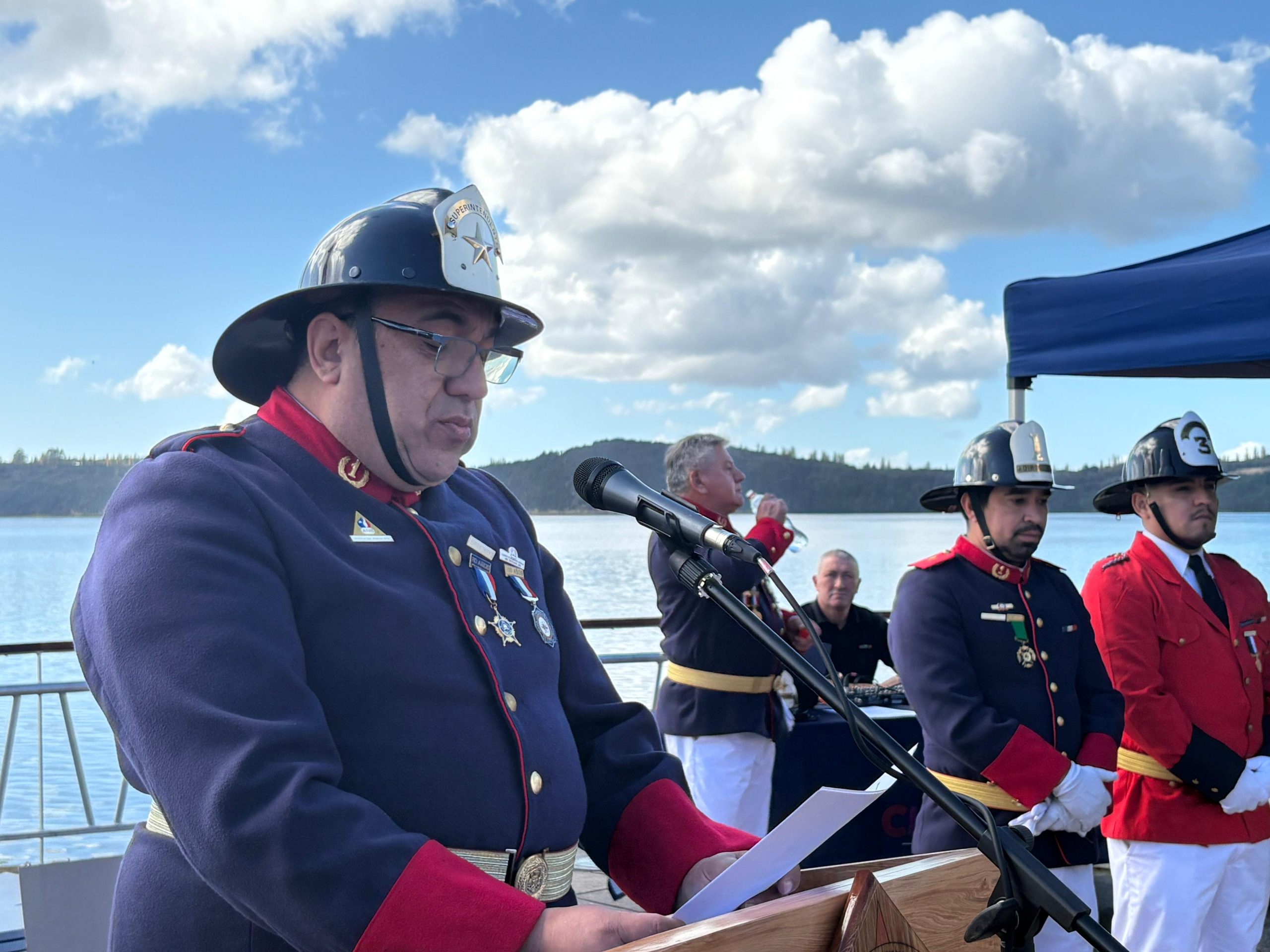 Con entrega de piochas por años de servicio el Cuerpo de Bomberos de Chonchi celebró sus 121 años de existencia.